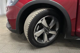punainen Ford Focus 2019 kuva 10.