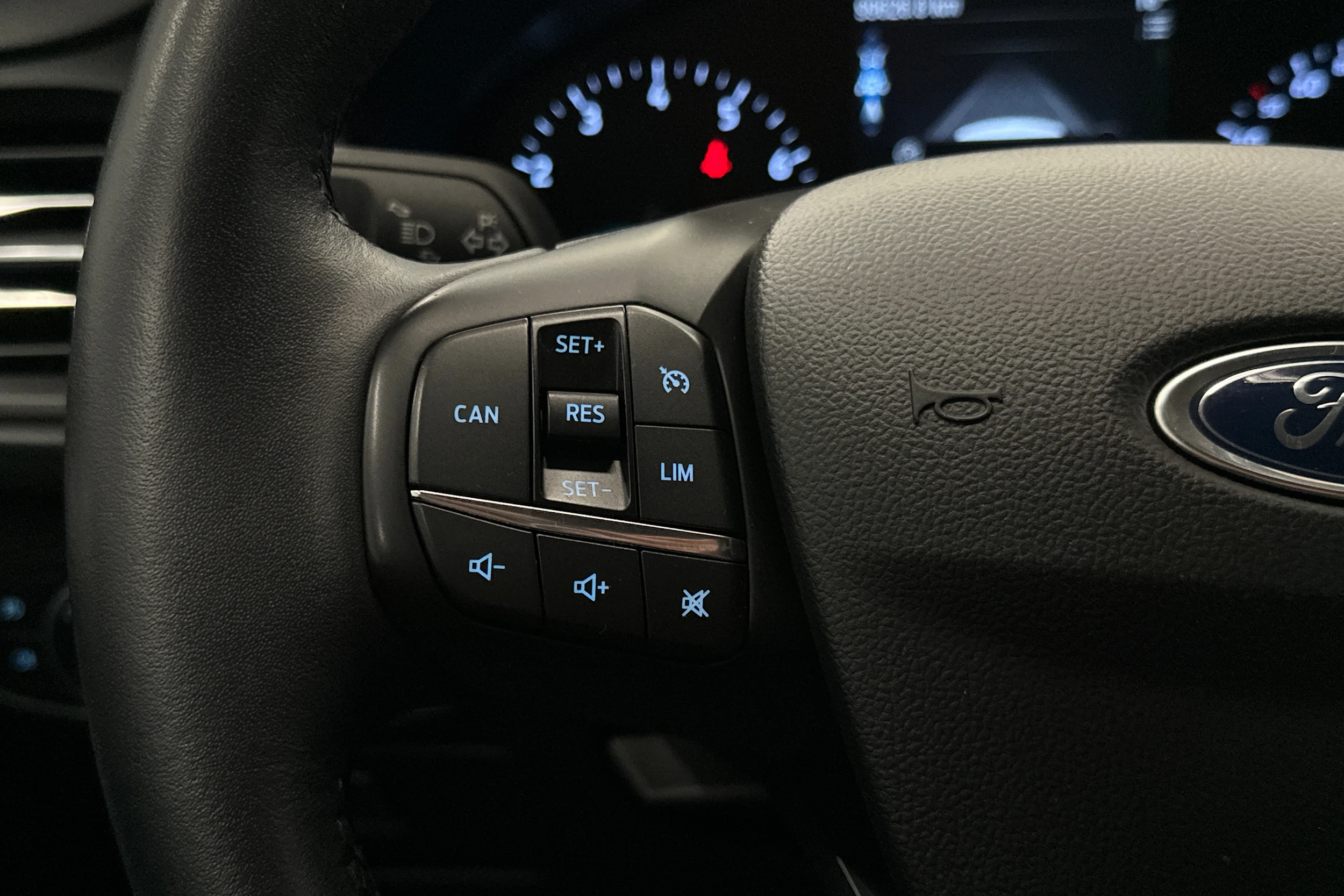 punainen Ford Focus 2019 kuva 11.