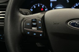 punainen Ford Focus 2019 kuva 11.