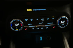 punainen Ford Focus 2019 kuva 26.