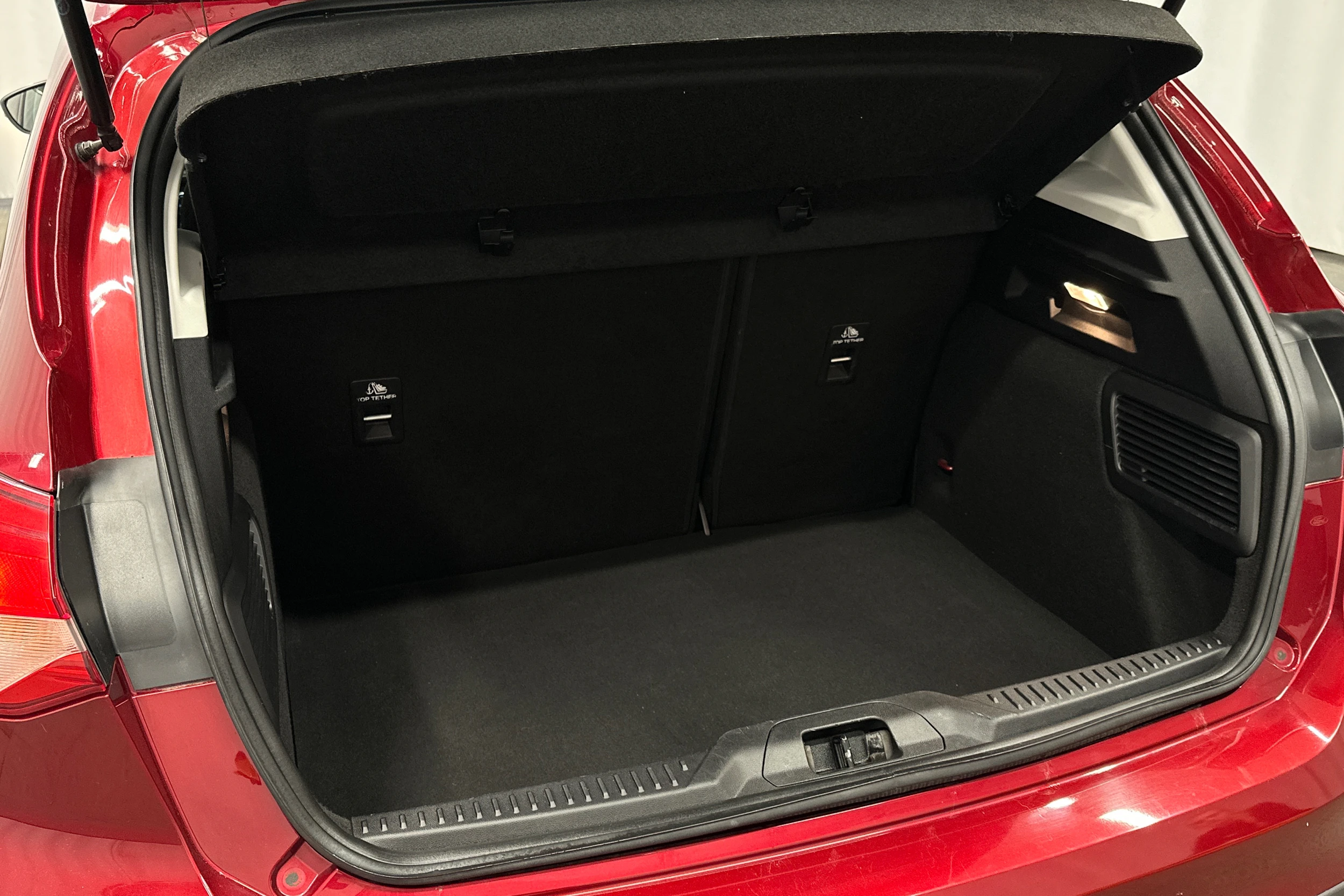 punainen Ford Focus 2019 kuva 28.