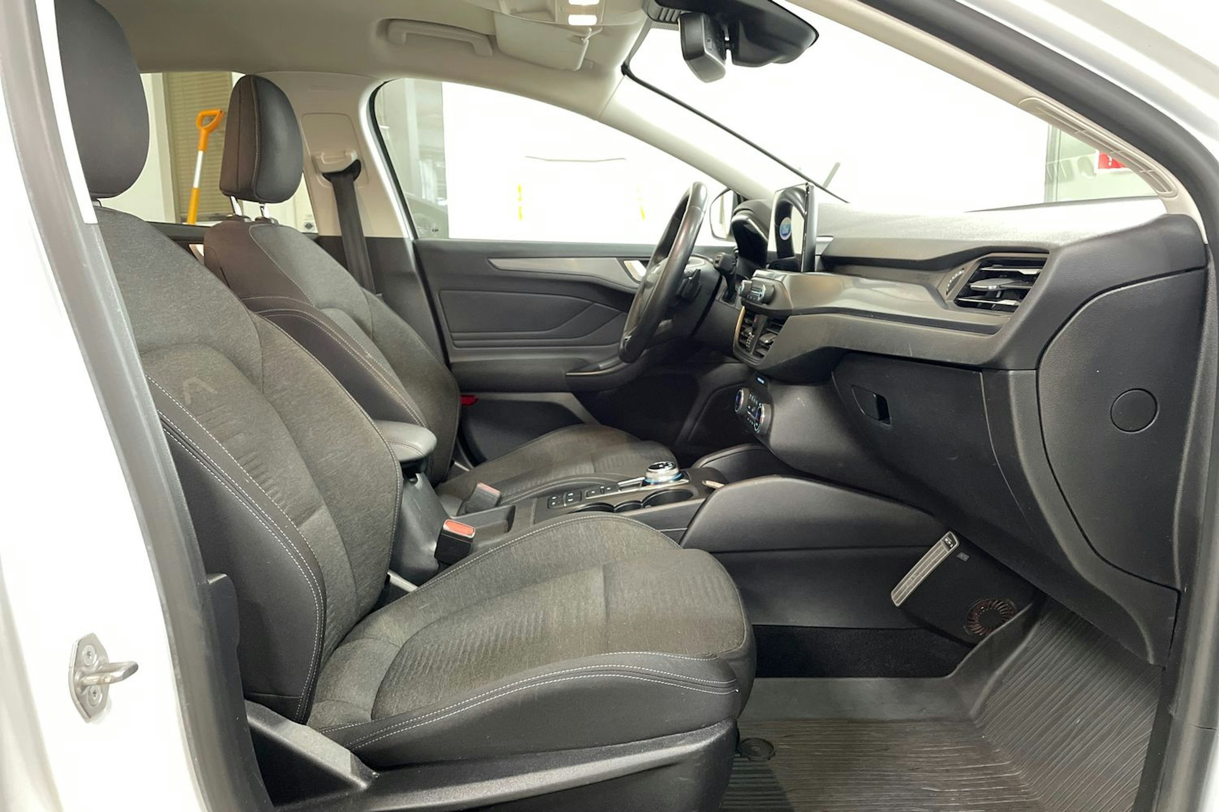Valkoinen Ford FOCUS 2019 kuva 11.
