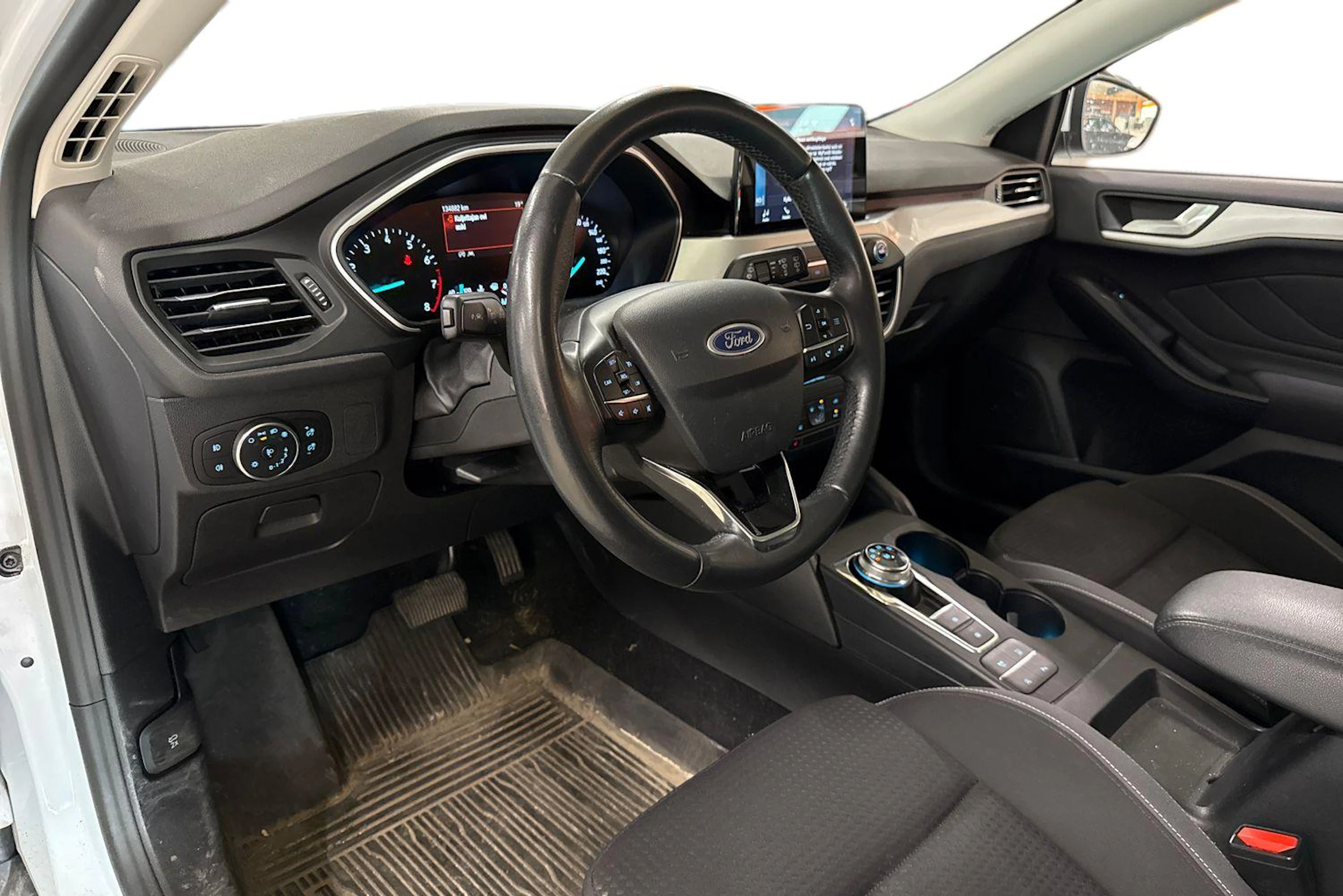 valkoinen Ford Focus 2019 kuva 3.