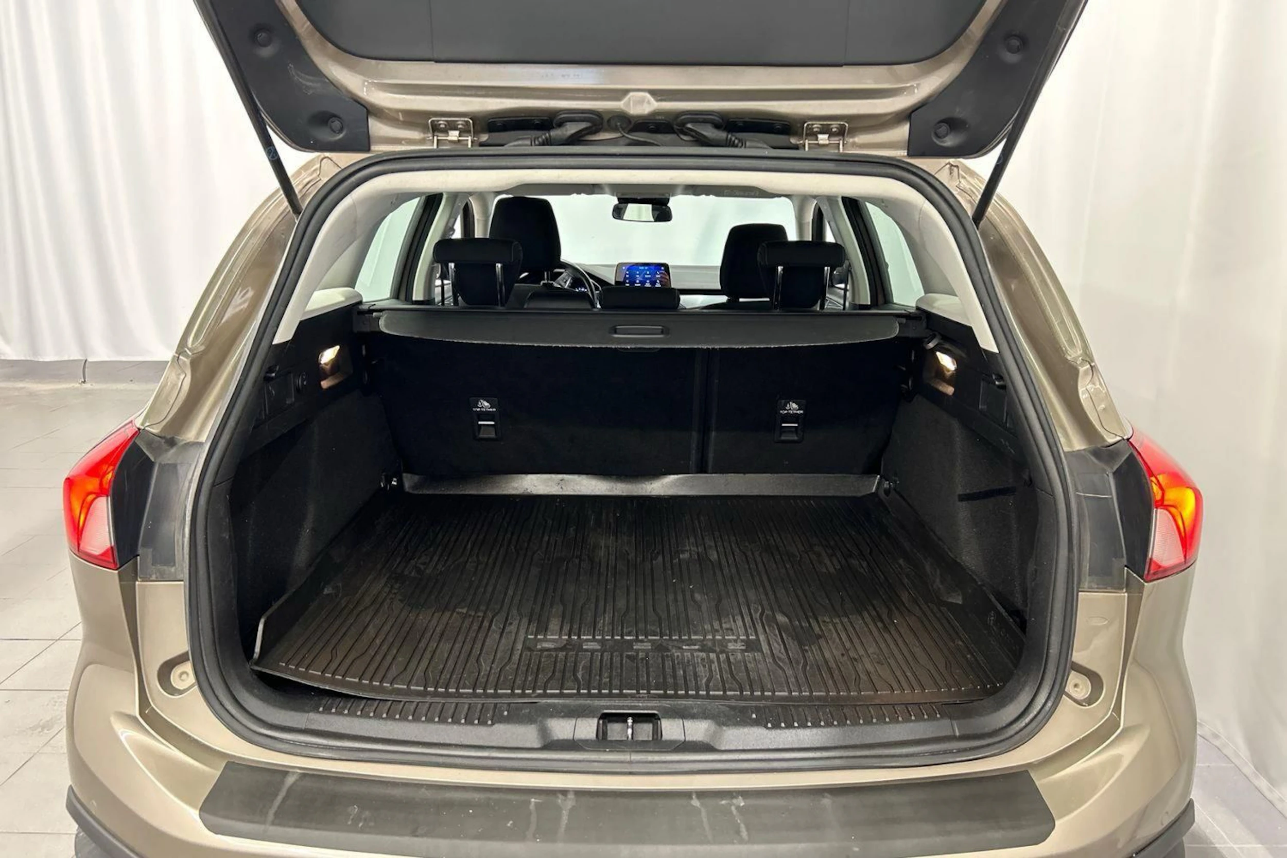 harmaa Ford Focus 2019 kuva 16.
