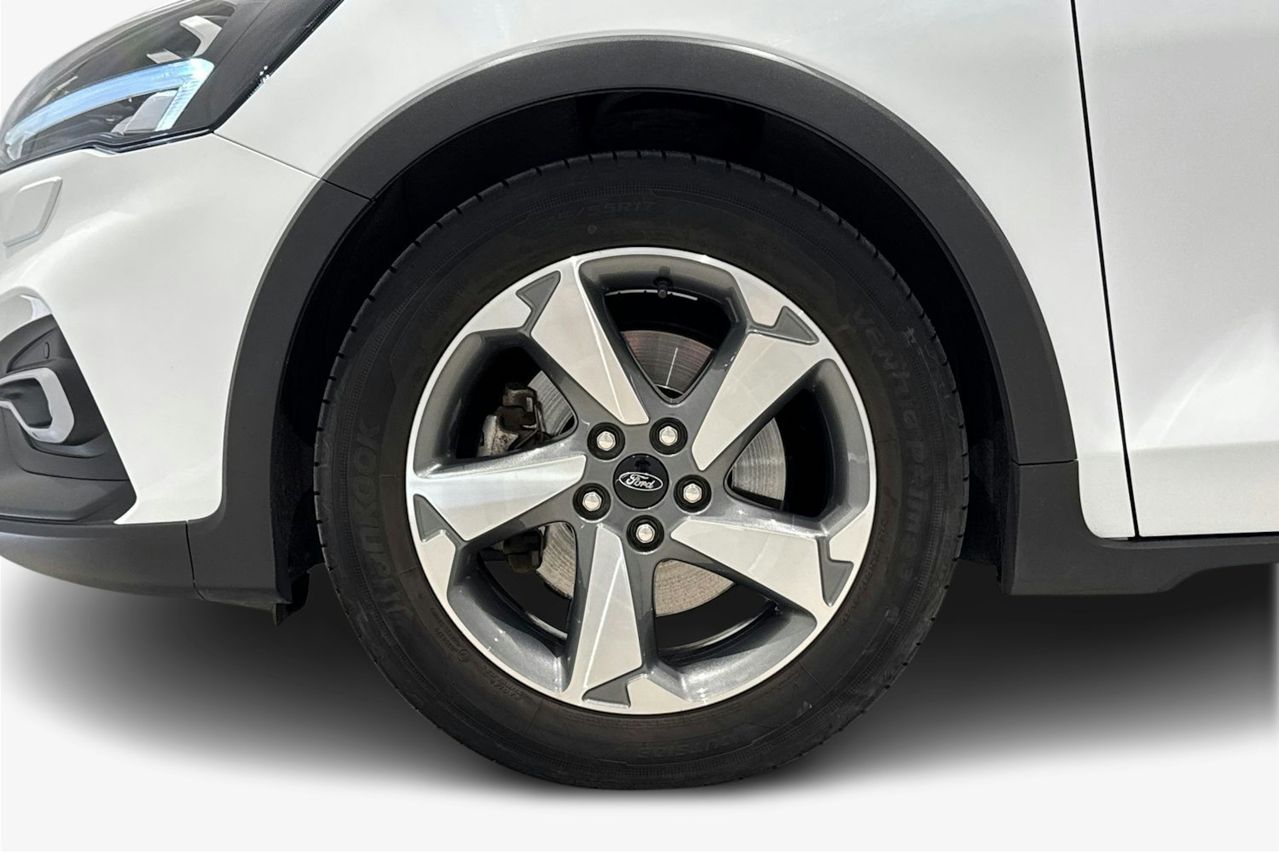 valkoinen Ford Focus 2019 kuva 11.