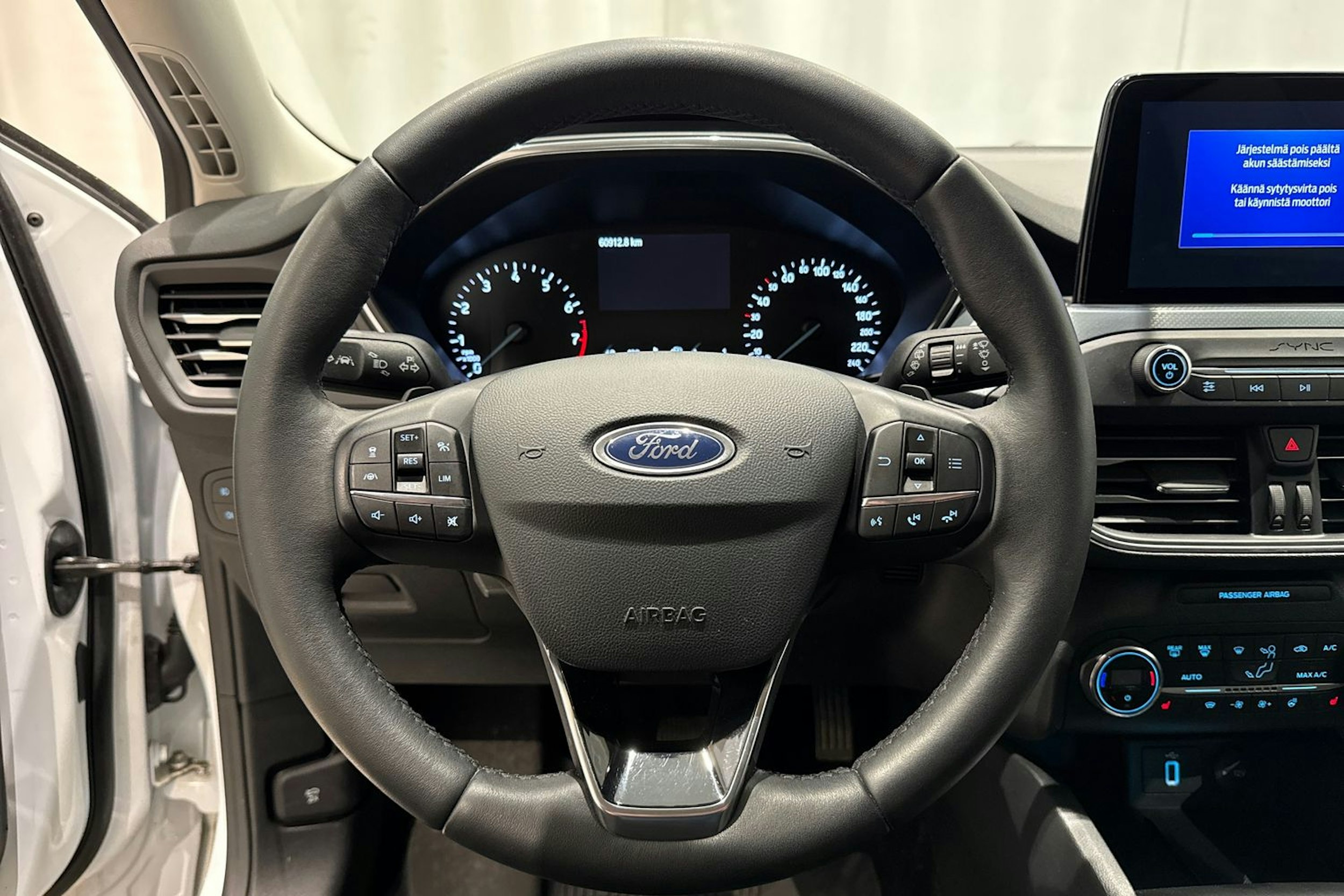 valkoinen Ford Focus 2019 kuva 16.