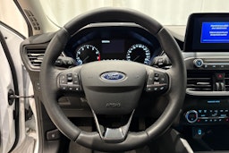 valkoinen Ford Focus 2019 kuva 16.