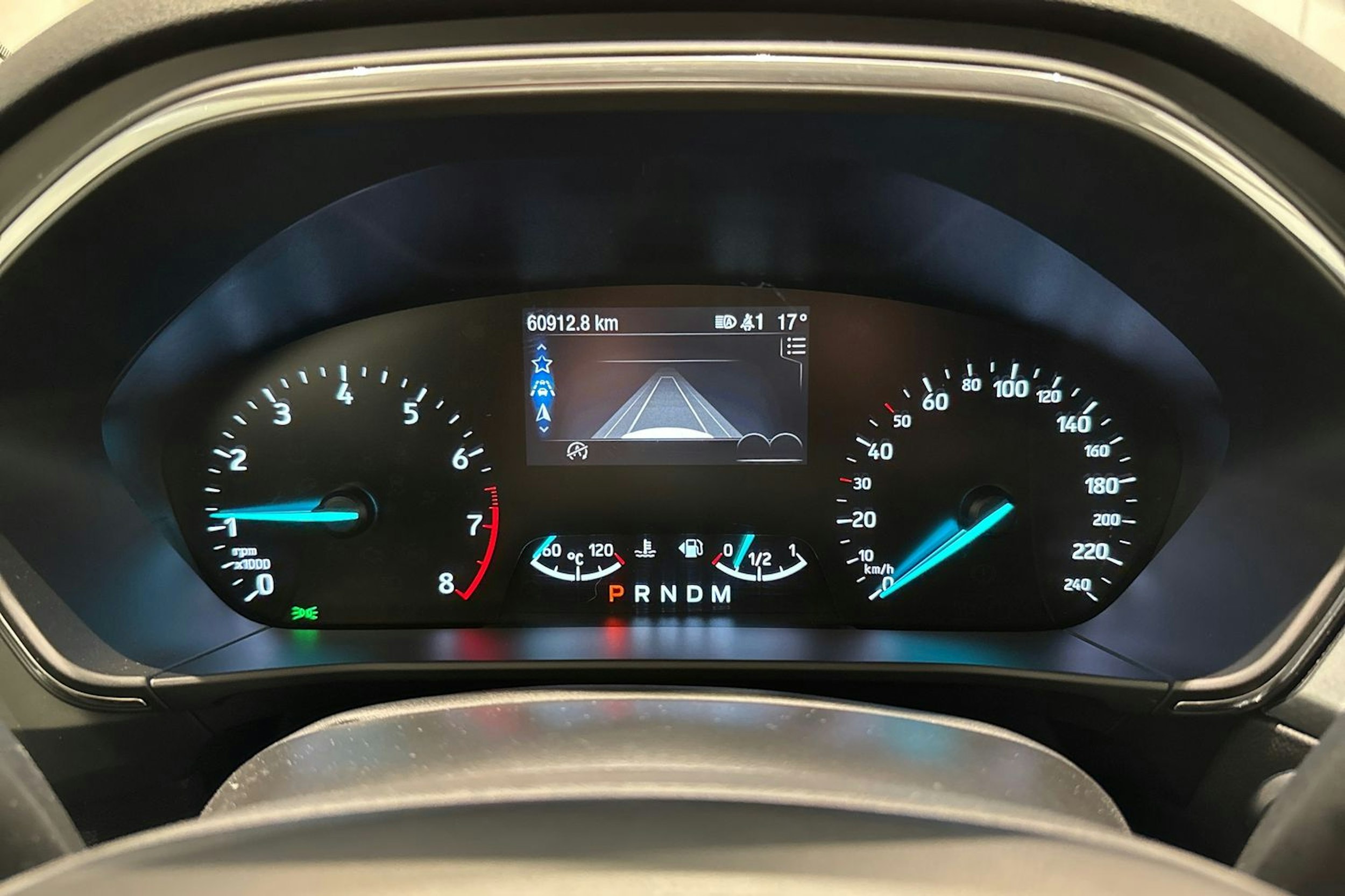 valkoinen Ford Focus 2019 kuva 17.