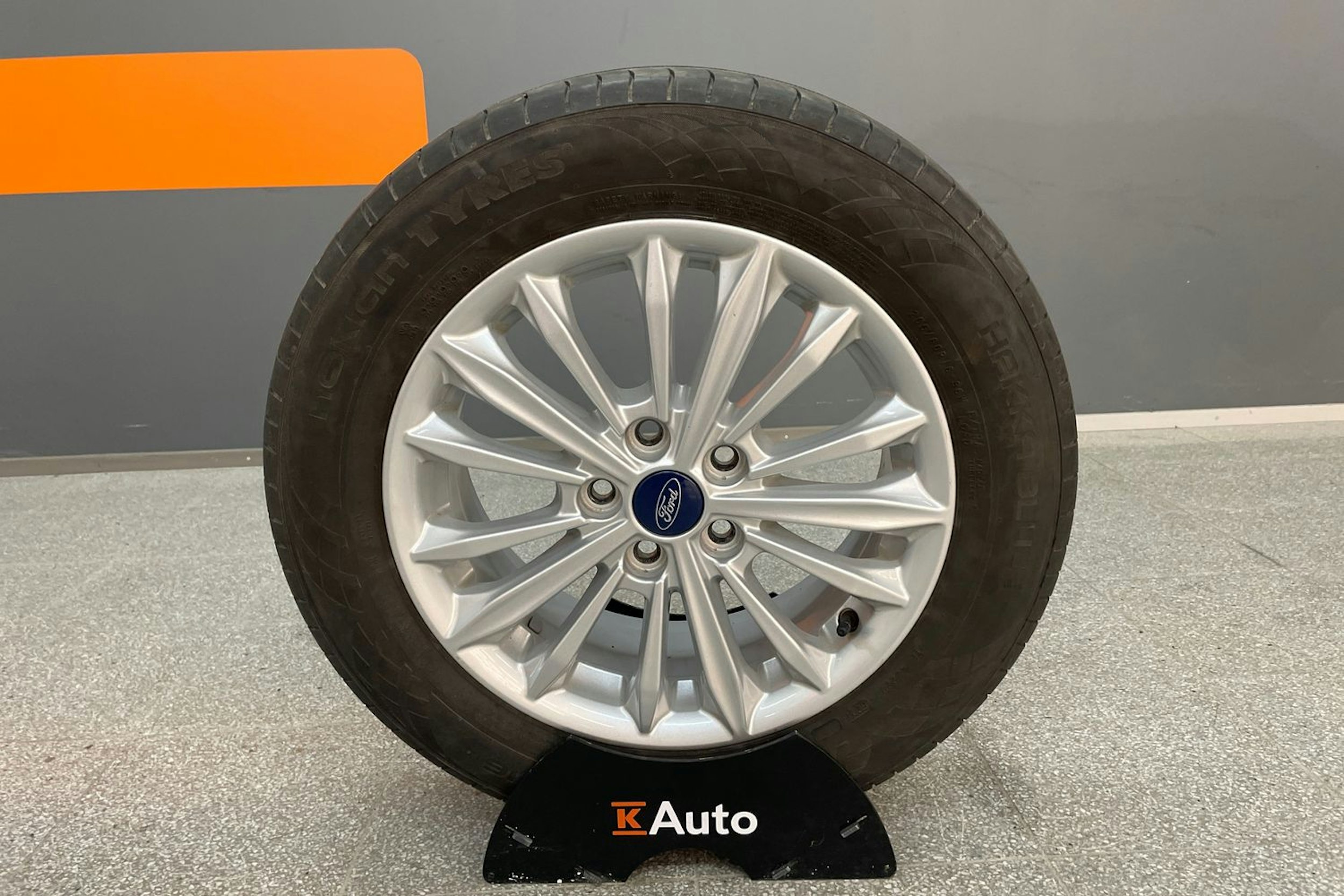 Harmaa Ford FOCUS 2019 kuva 13.