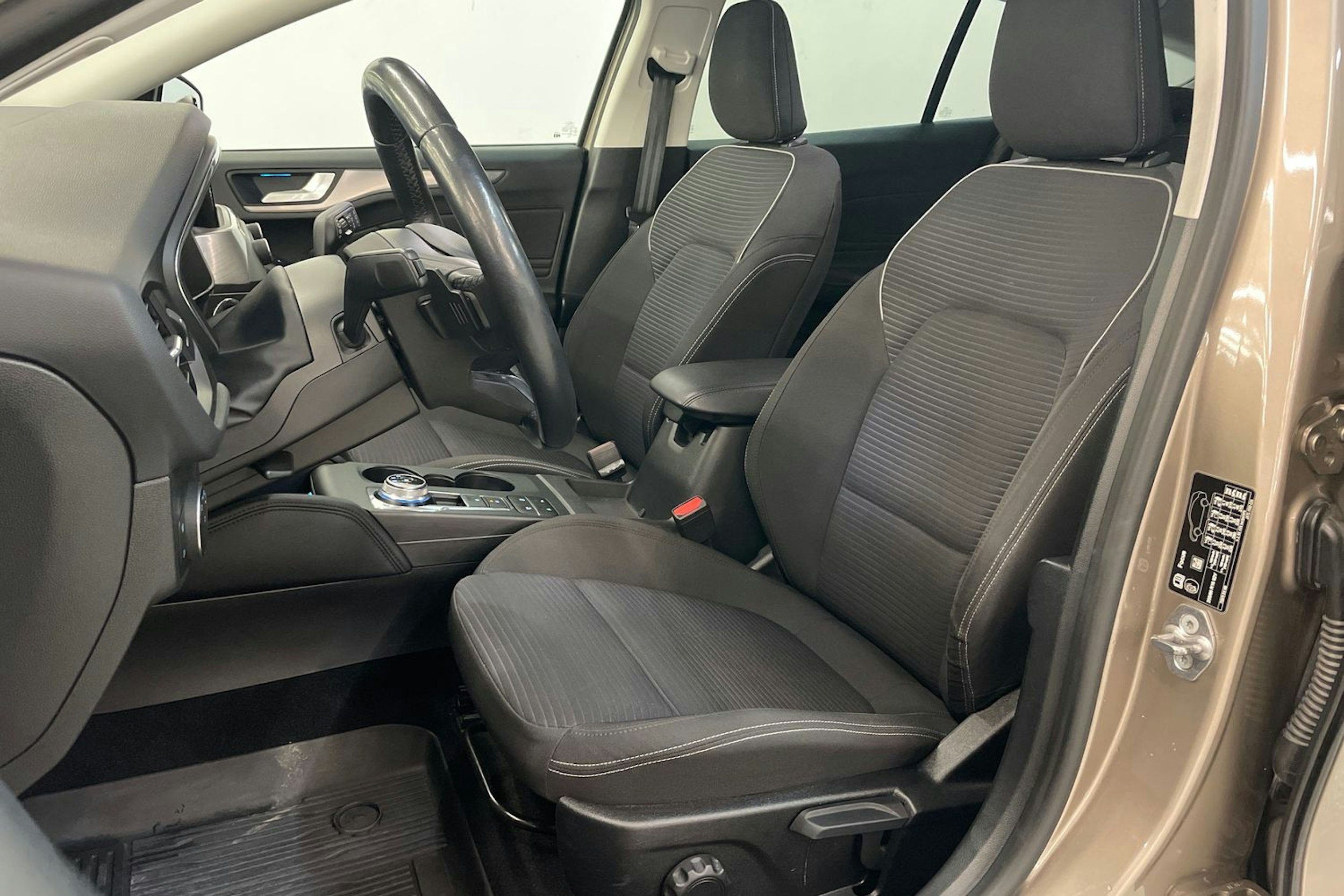 Harmaa Ford FOCUS 2019 kuva 16.