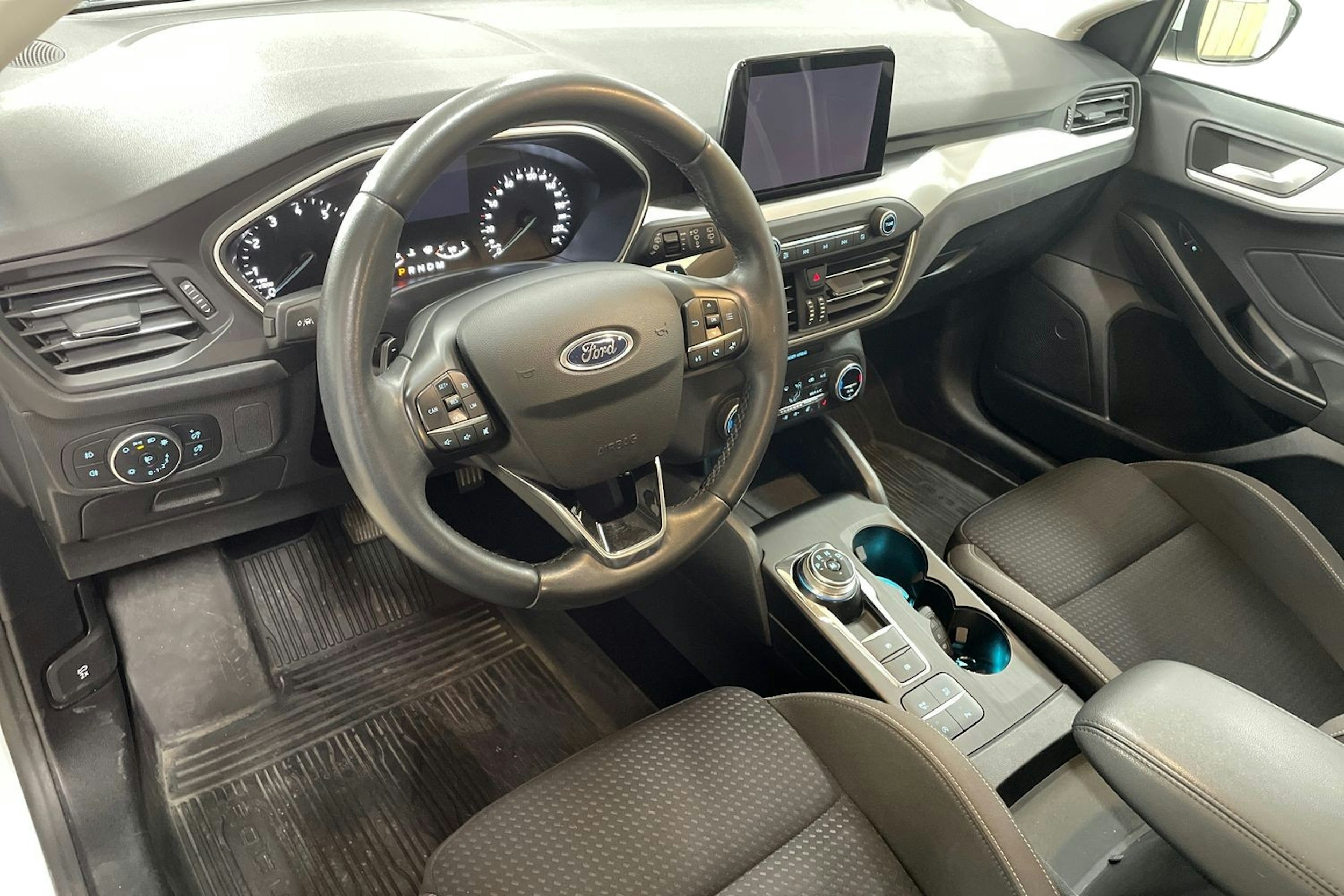 valkoinen Ford Focus 2019 kuva 7.