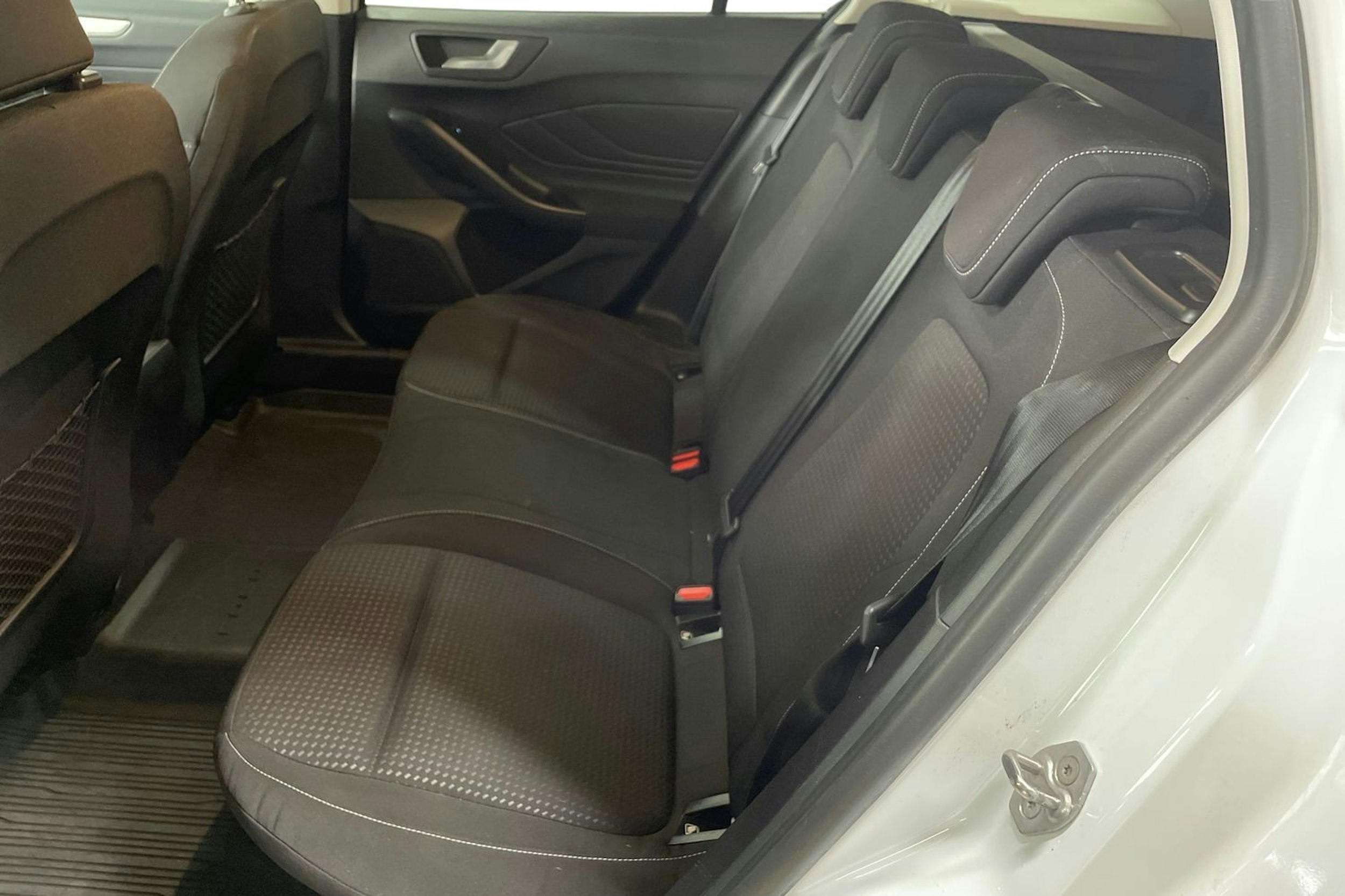 valkoinen Ford Focus 2019 kuva 10.