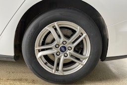 valkoinen Ford Focus 2019 kuva 13.