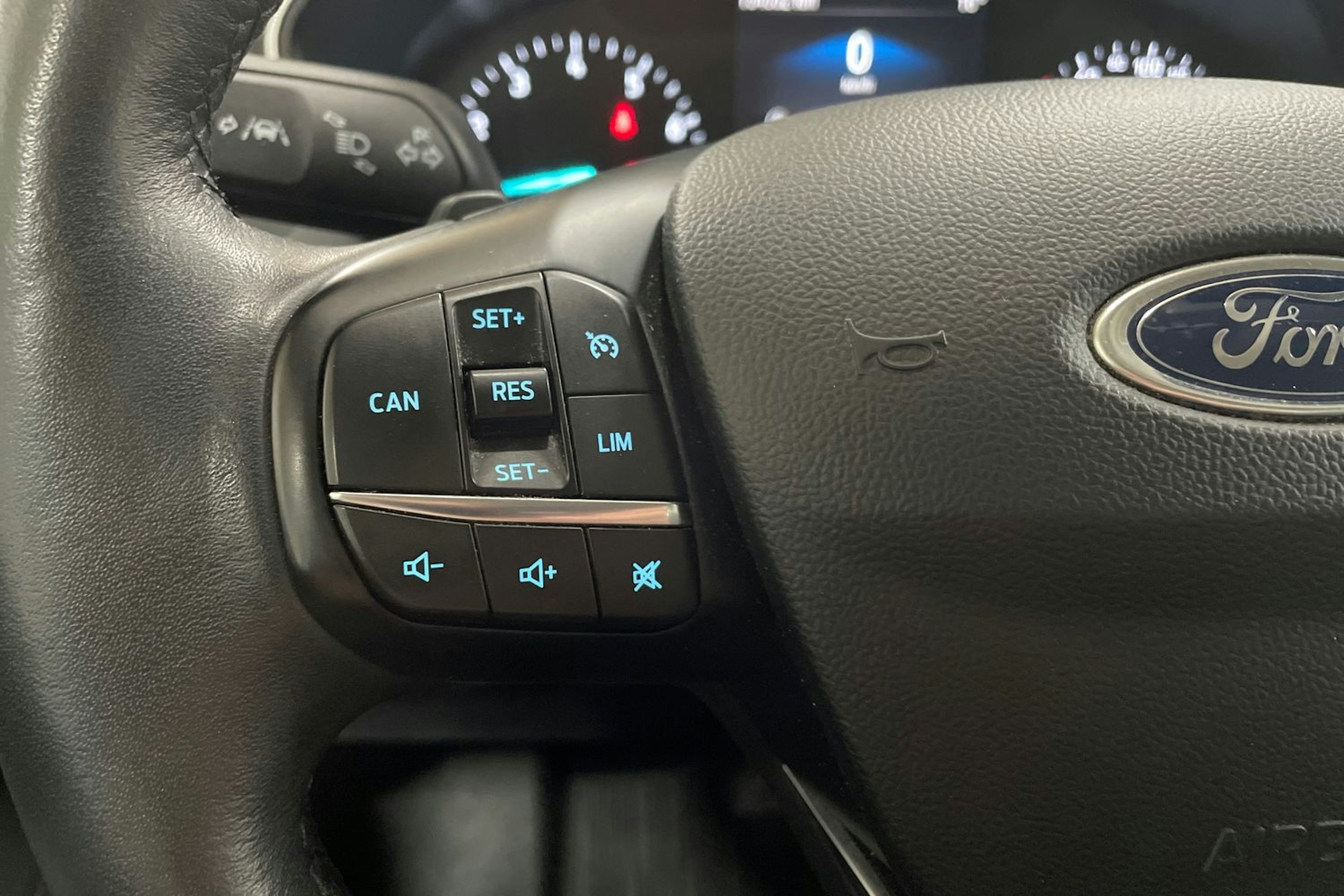 valkoinen Ford Focus 2019 kuva 16.