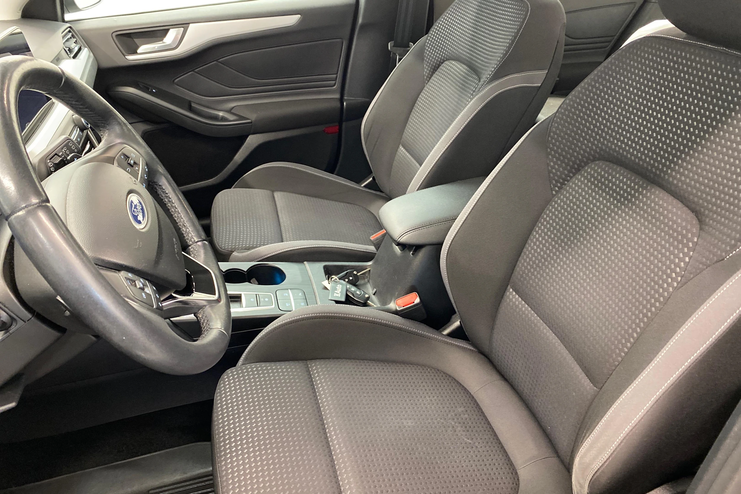 harmaa Ford Focus 2019 kuva 8.