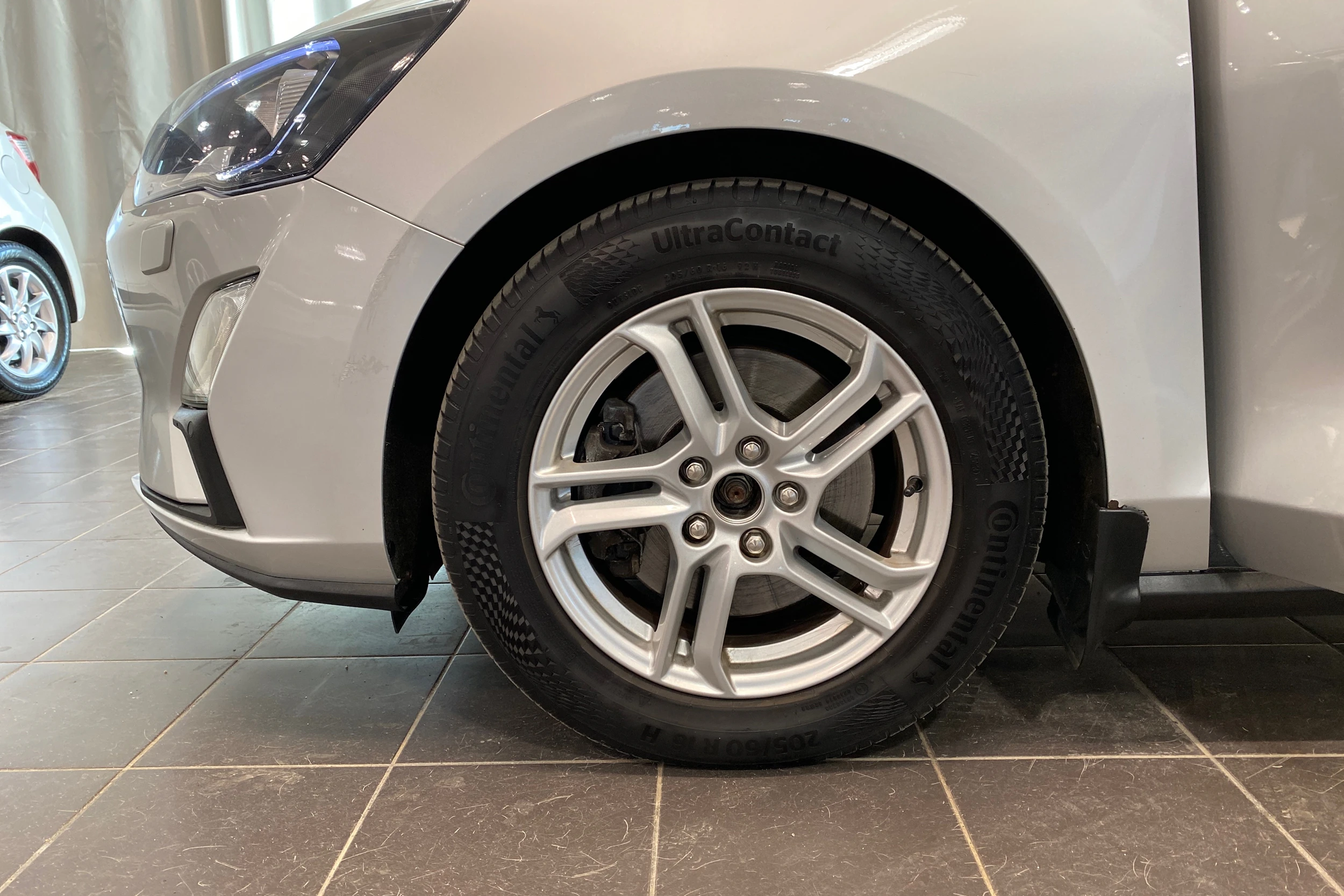 harmaa Ford Focus 2019 kuva 10.