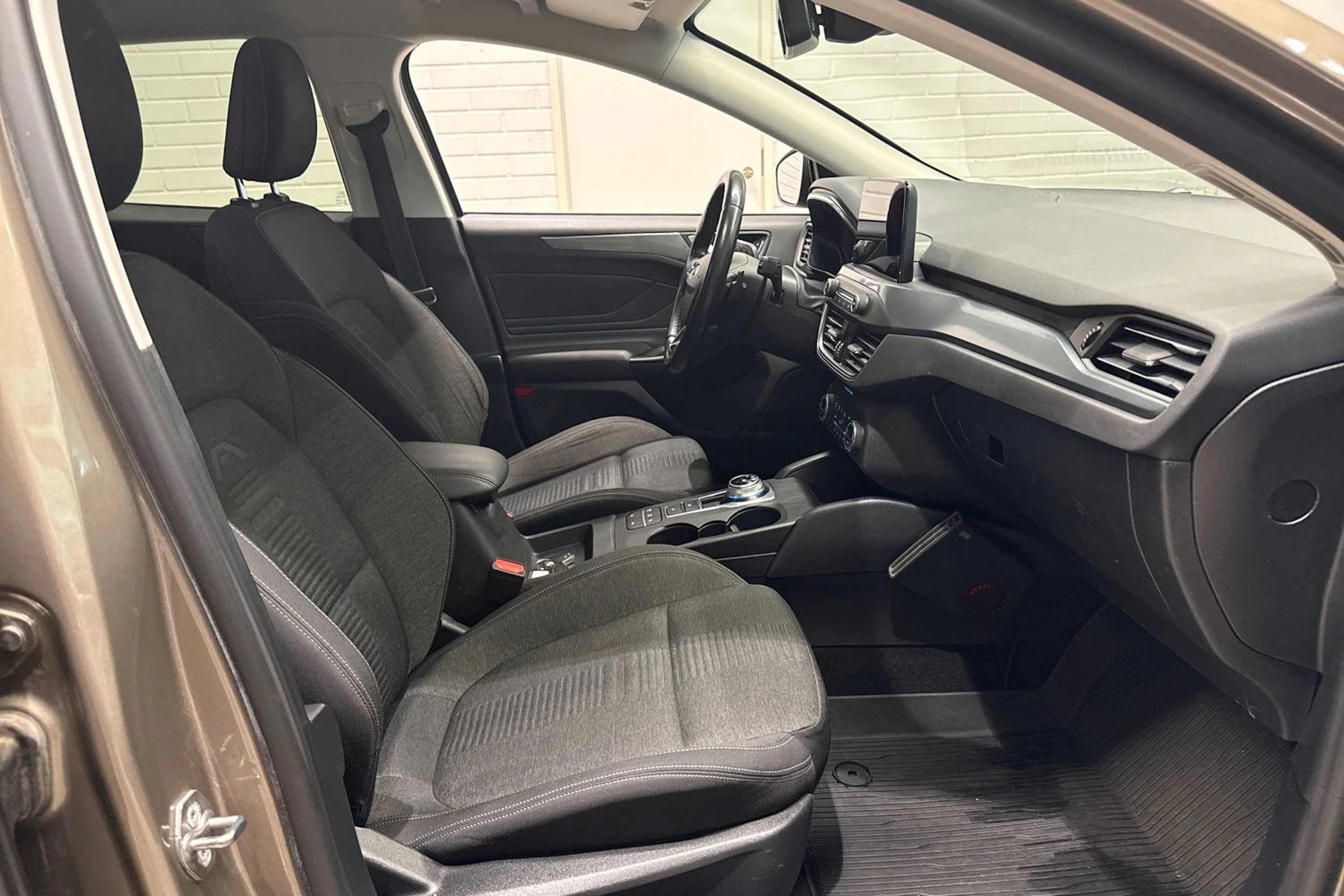 harmaa Ford Focus 2019 kuva 16.