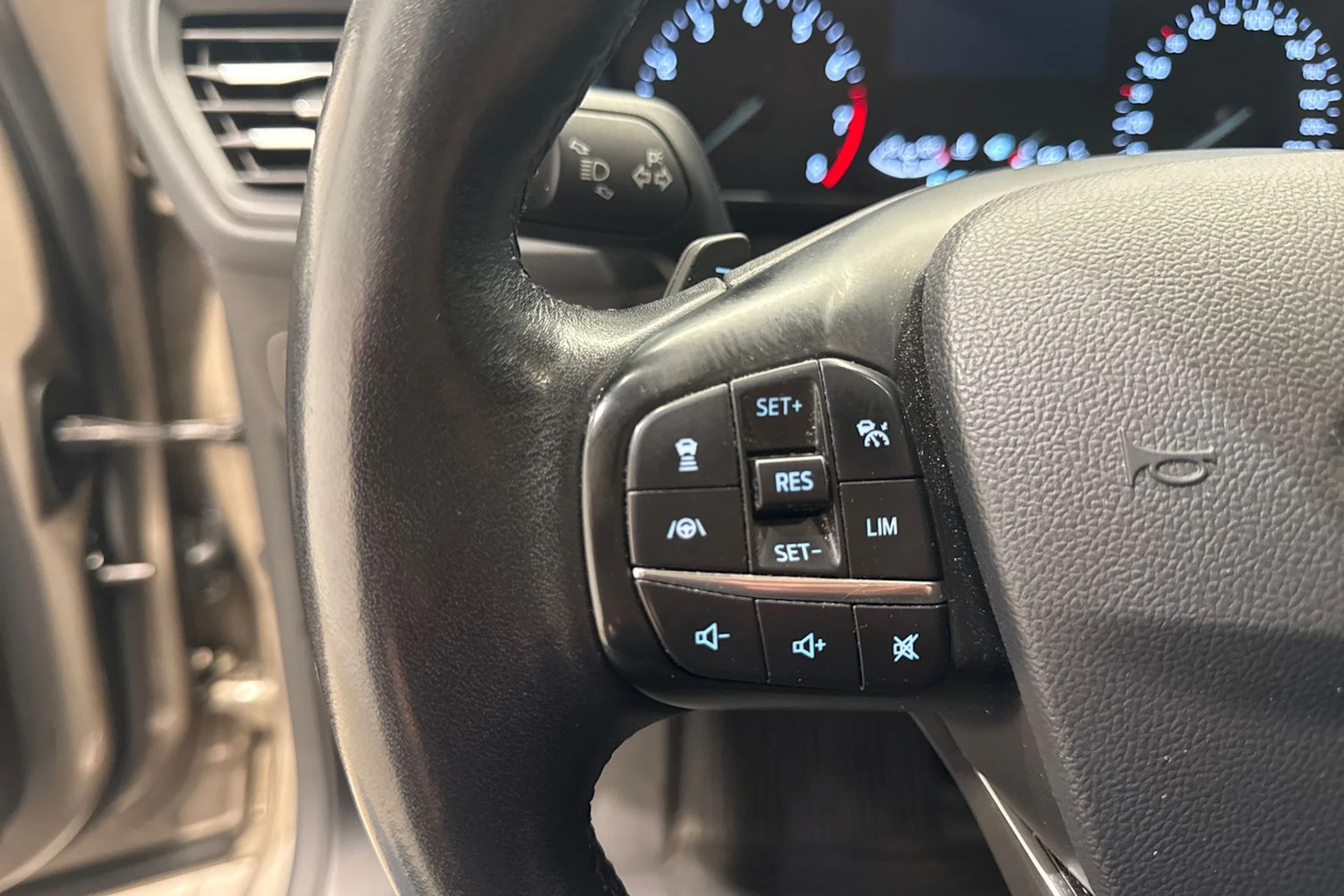 harmaa Ford Focus 2019 kuva 19.