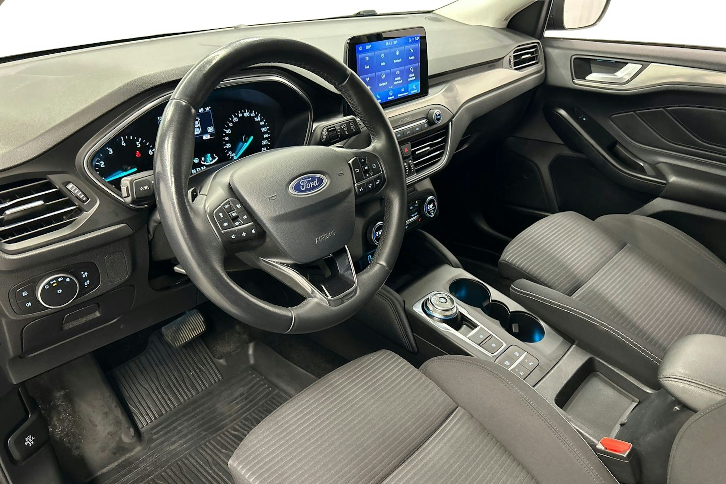 sininen Ford Focus 2019 kuva 7.