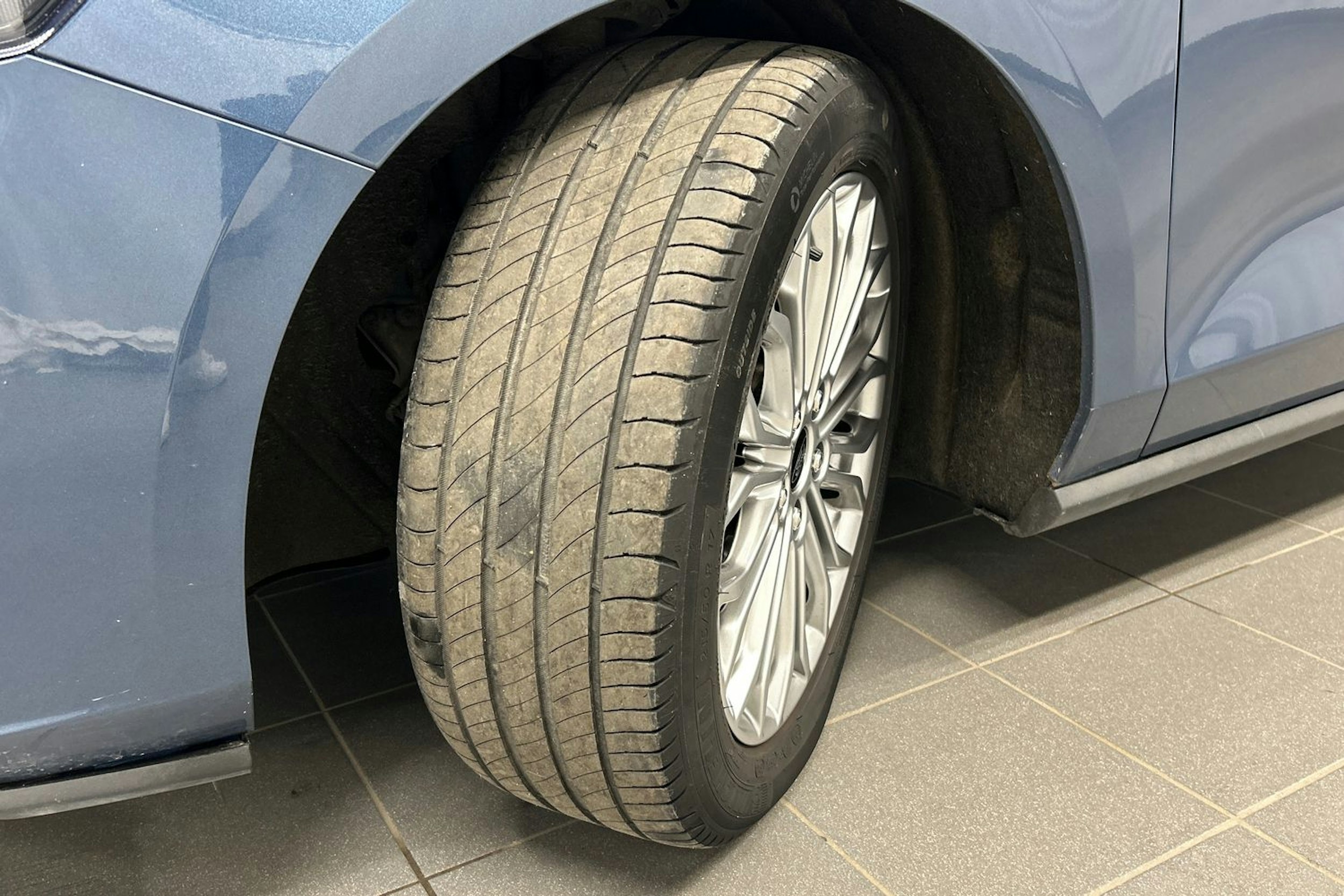 sininen Ford Focus 2019 kuva 13.