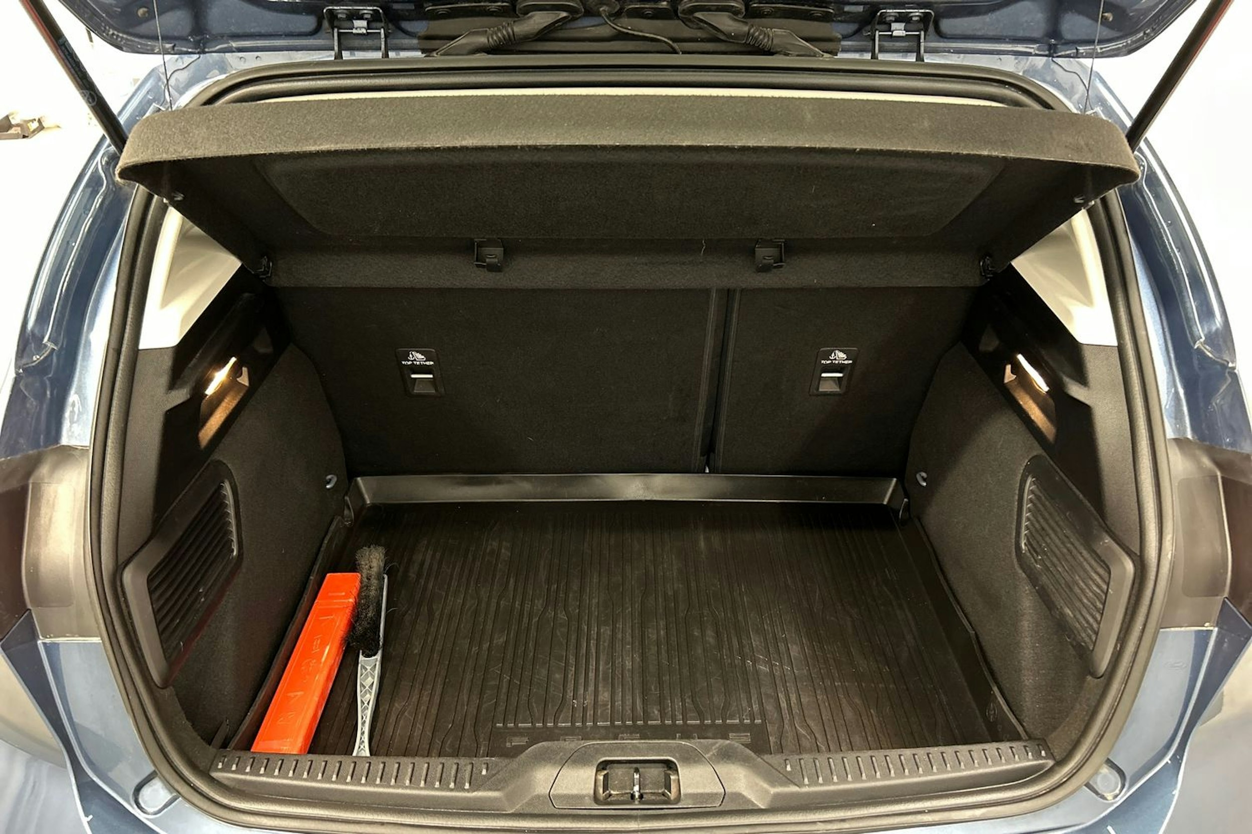 sininen Ford Focus 2019 kuva 14.