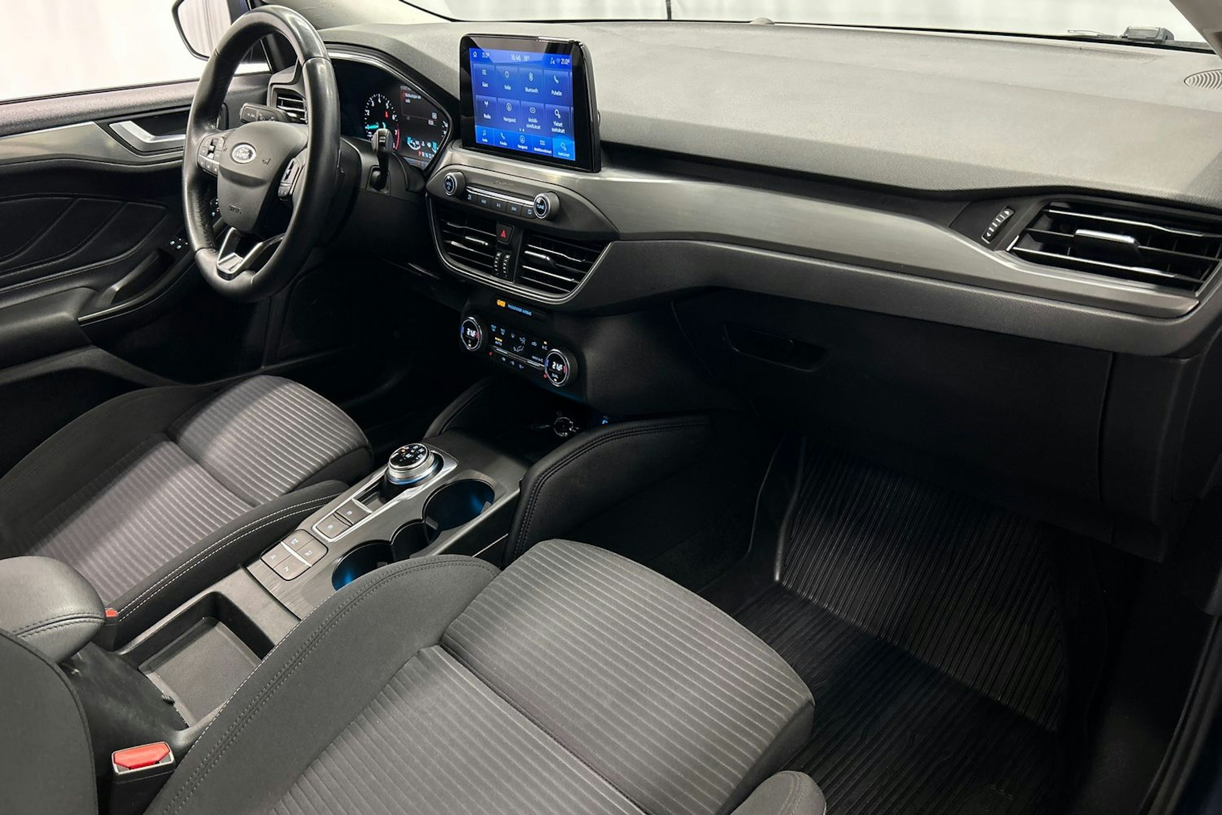 sininen Ford Focus 2019 kuva 17.