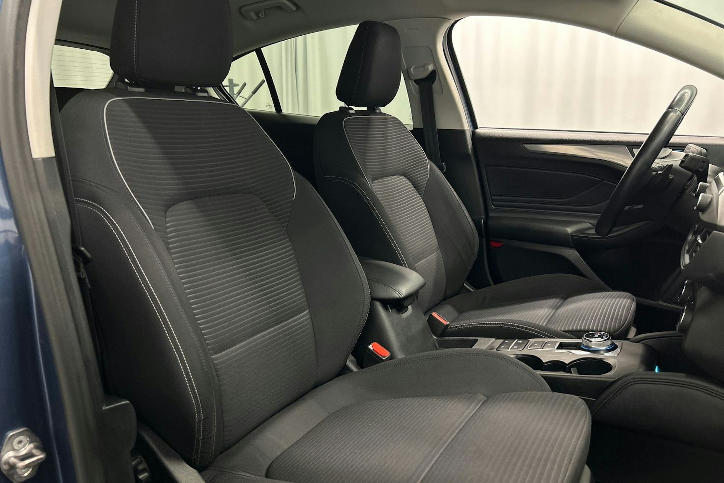 sininen Ford Focus 2019 kuva 18.