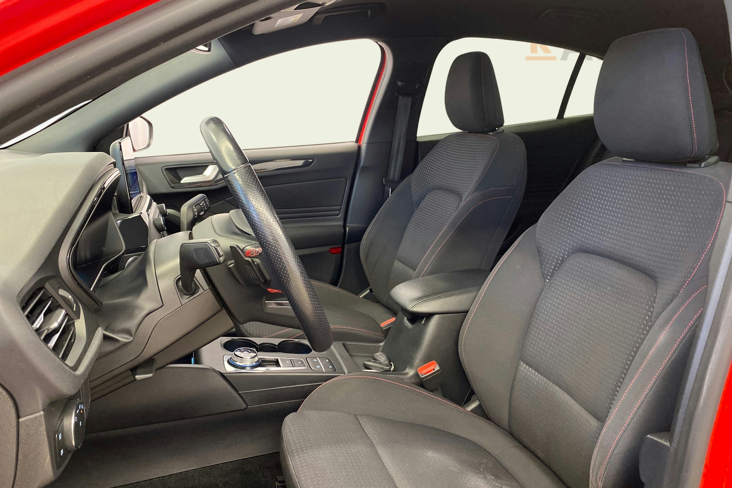 punainen Ford Focus 2019 kuva 11.