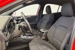 punainen Ford Focus 2019 kuva 11.