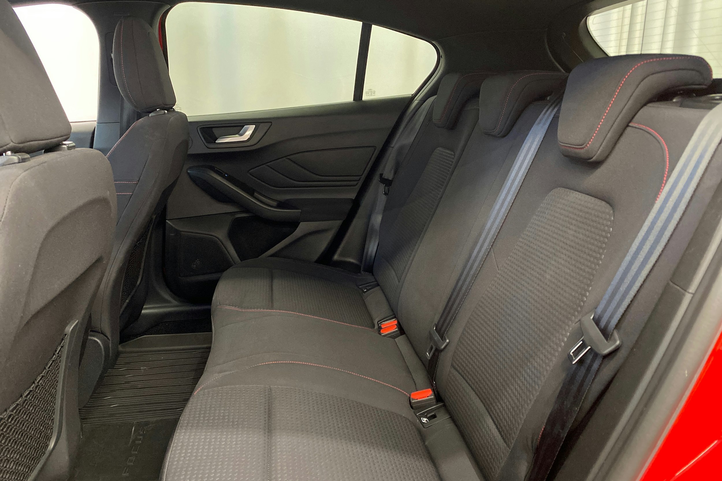 punainen Ford Focus 2019 kuva 13.