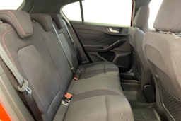 punainen Ford Focus 2019 kuva 14.