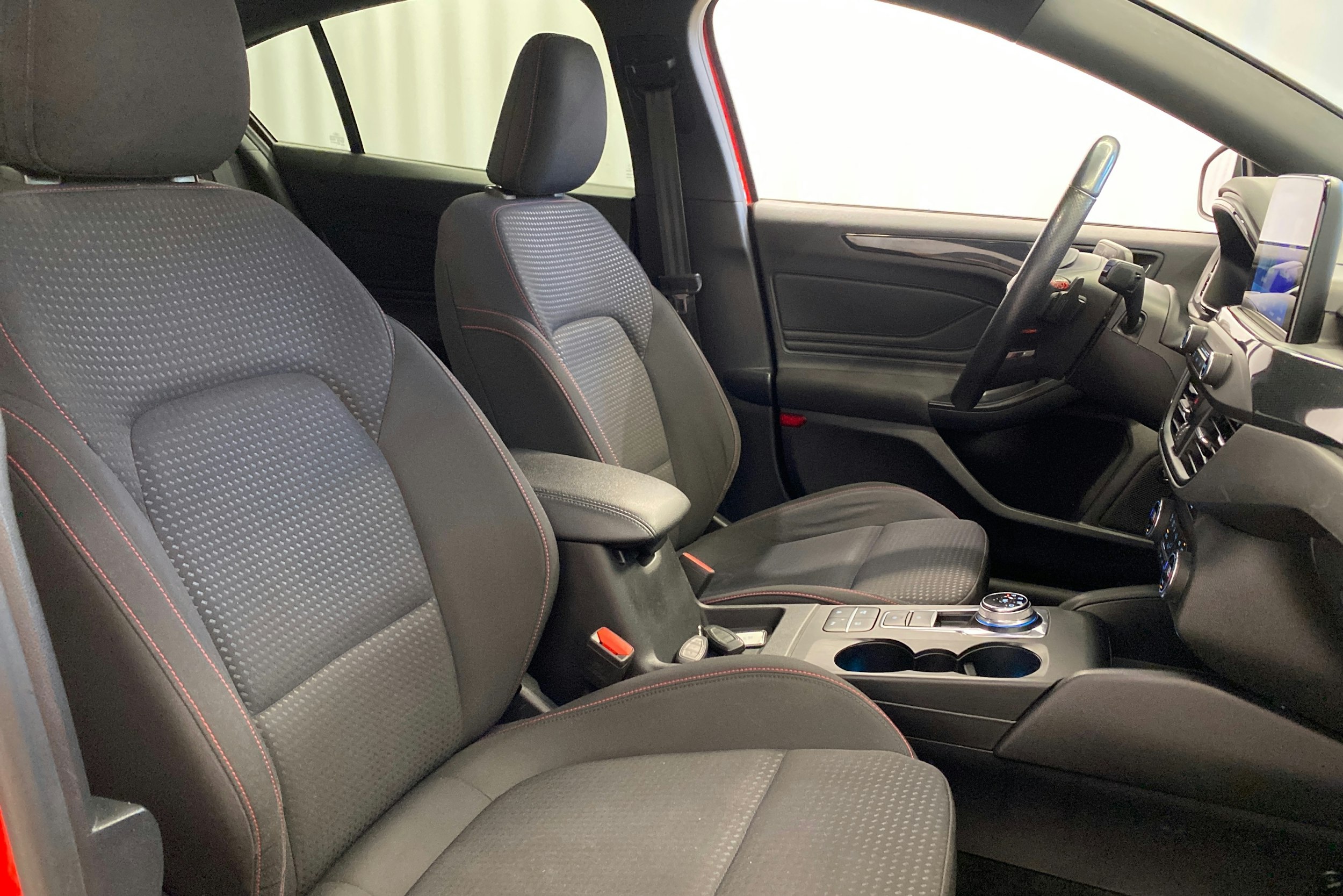 punainen Ford Focus 2019 kuva 15.