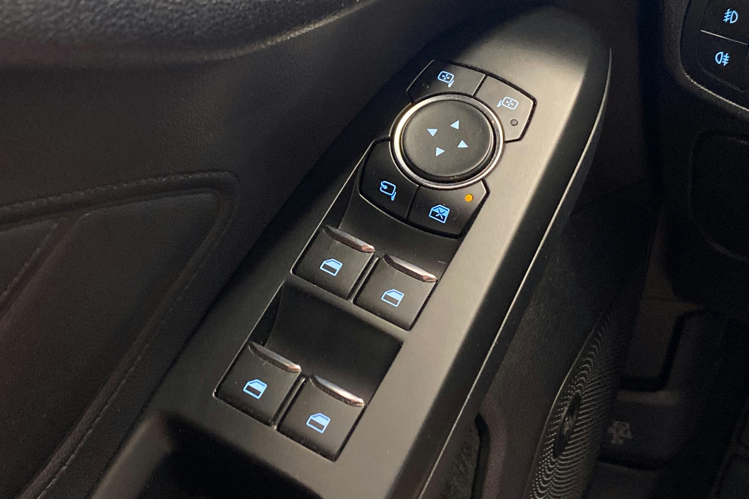punainen Ford Focus 2019 kuva 17.