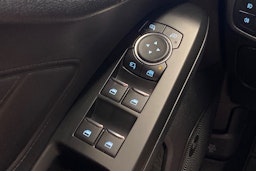 punainen Ford Focus 2019 kuva 17.