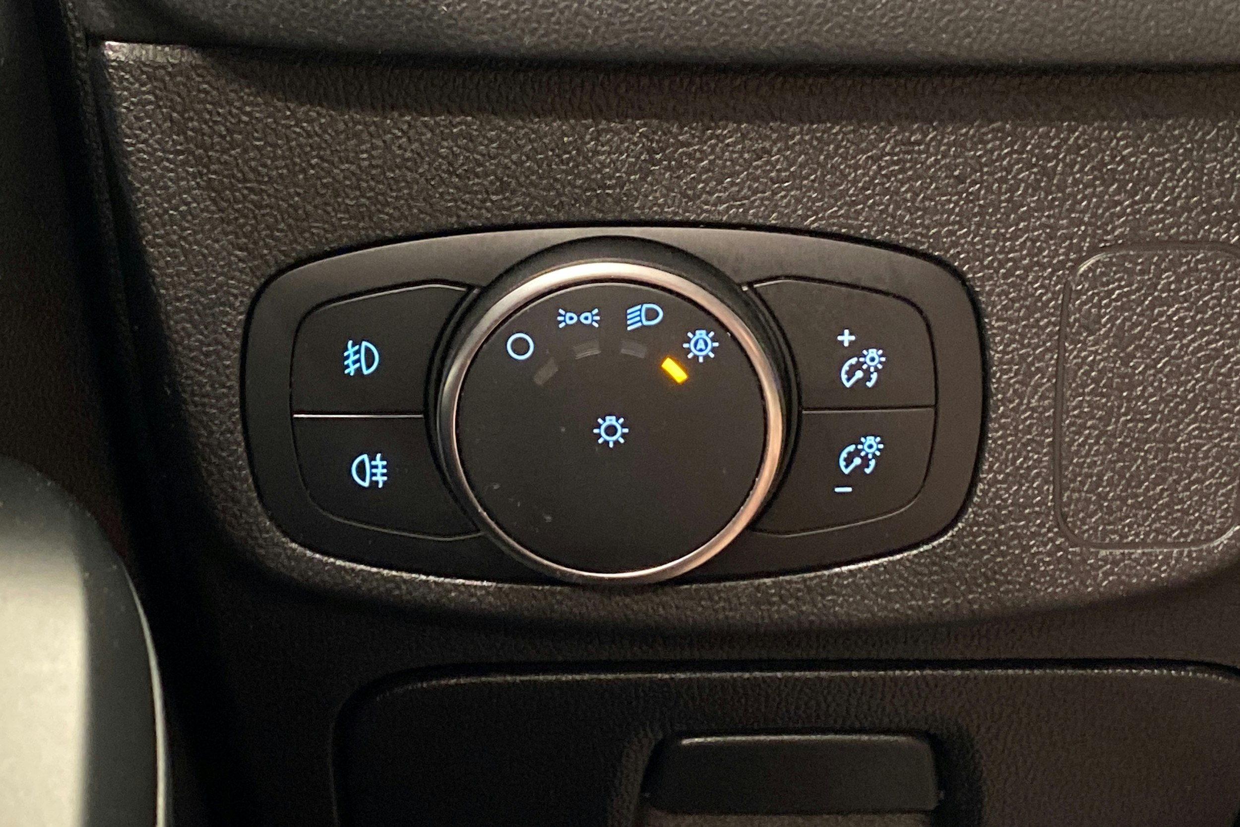 punainen Ford Focus 2019 kuva 18.