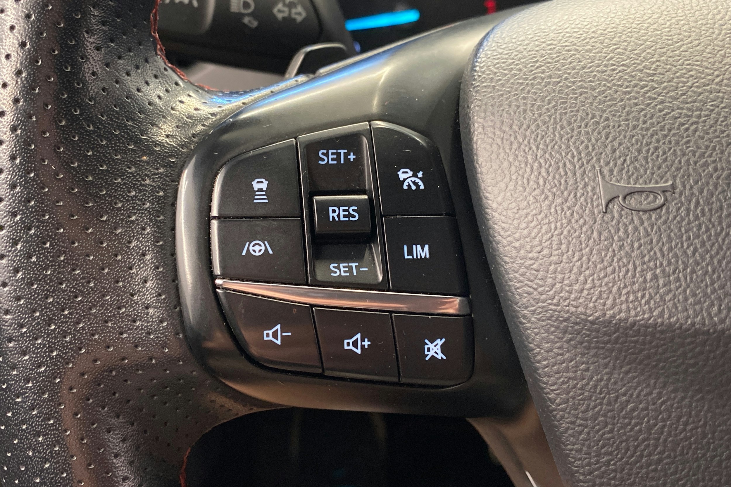 punainen Ford Focus 2019 kuva 19.