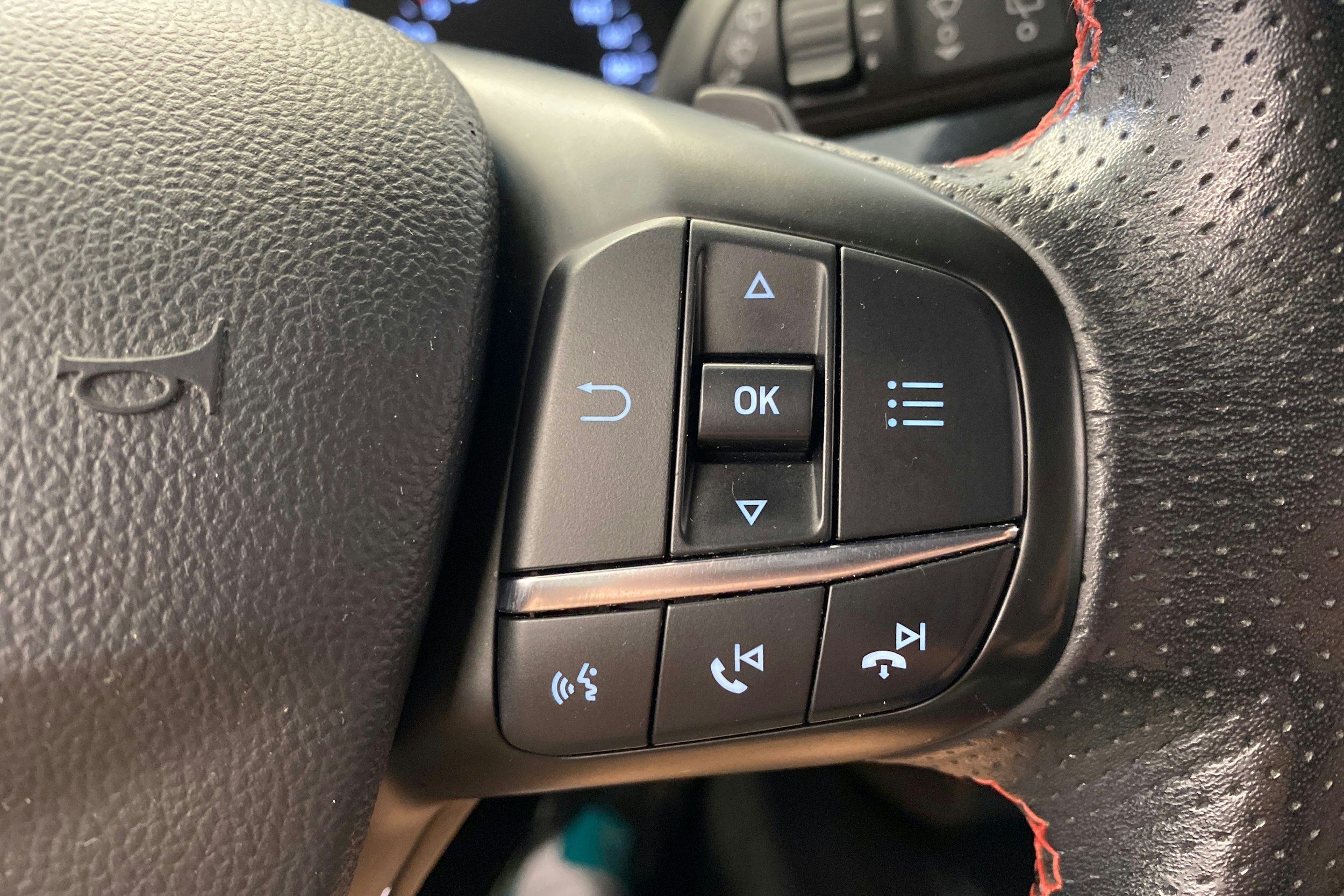 punainen Ford Focus 2019 kuva 20.