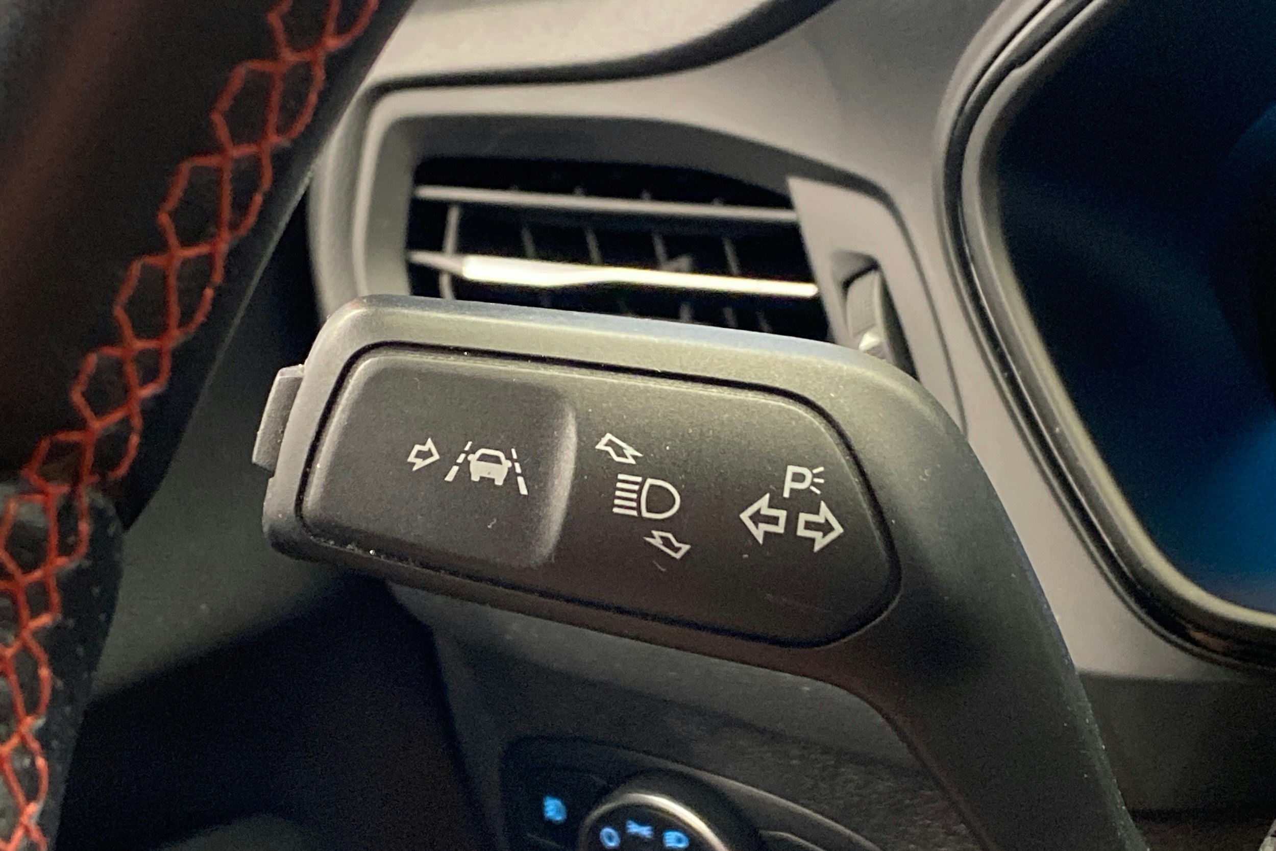 punainen Ford Focus 2019 kuva 22.