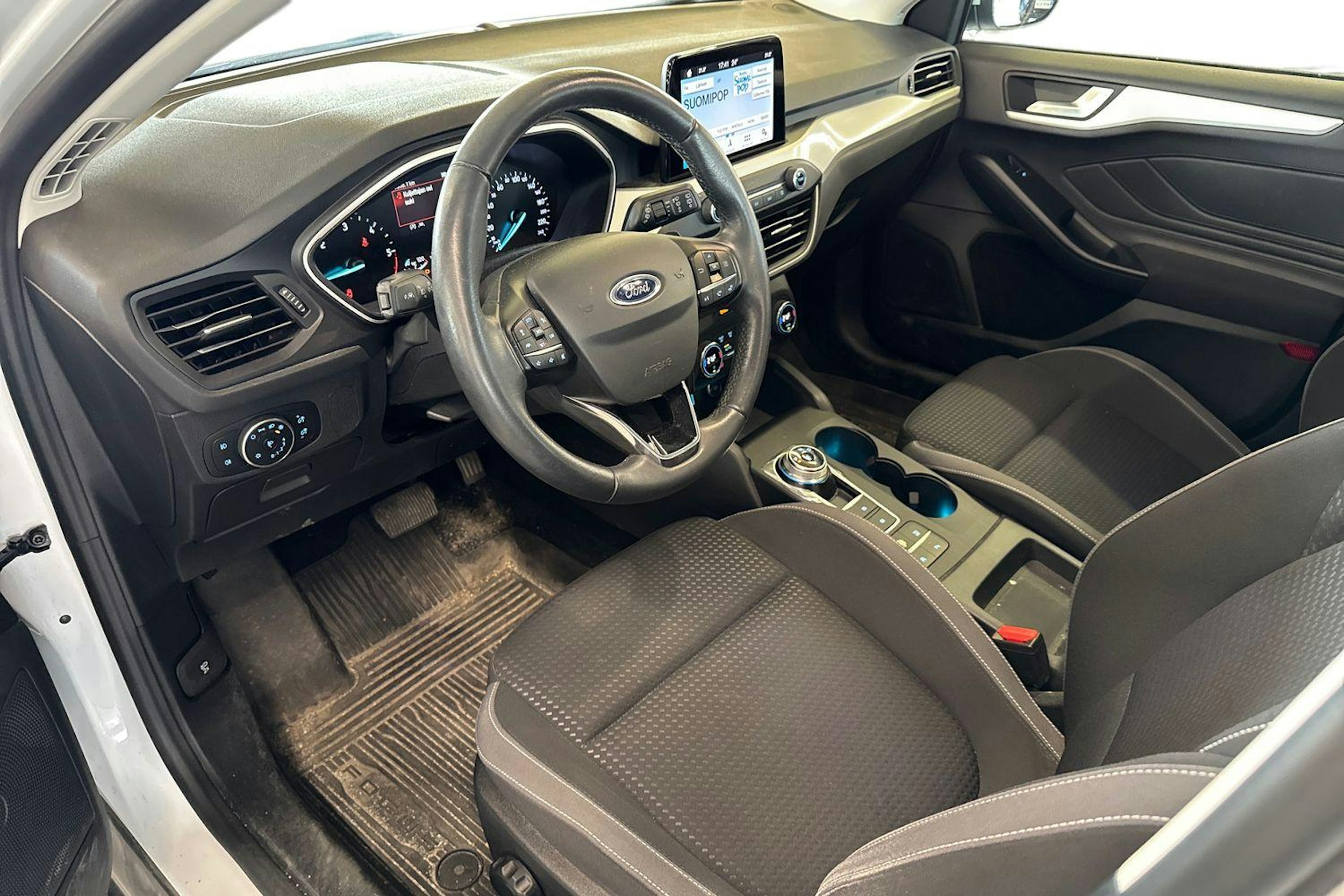 valkoinen Ford Focus 2019 kuva 3.