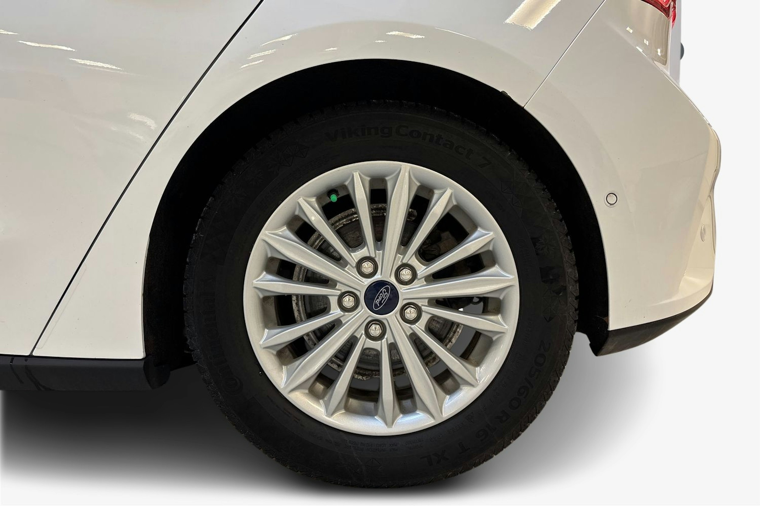valkoinen Ford Focus 2019 kuva 11.