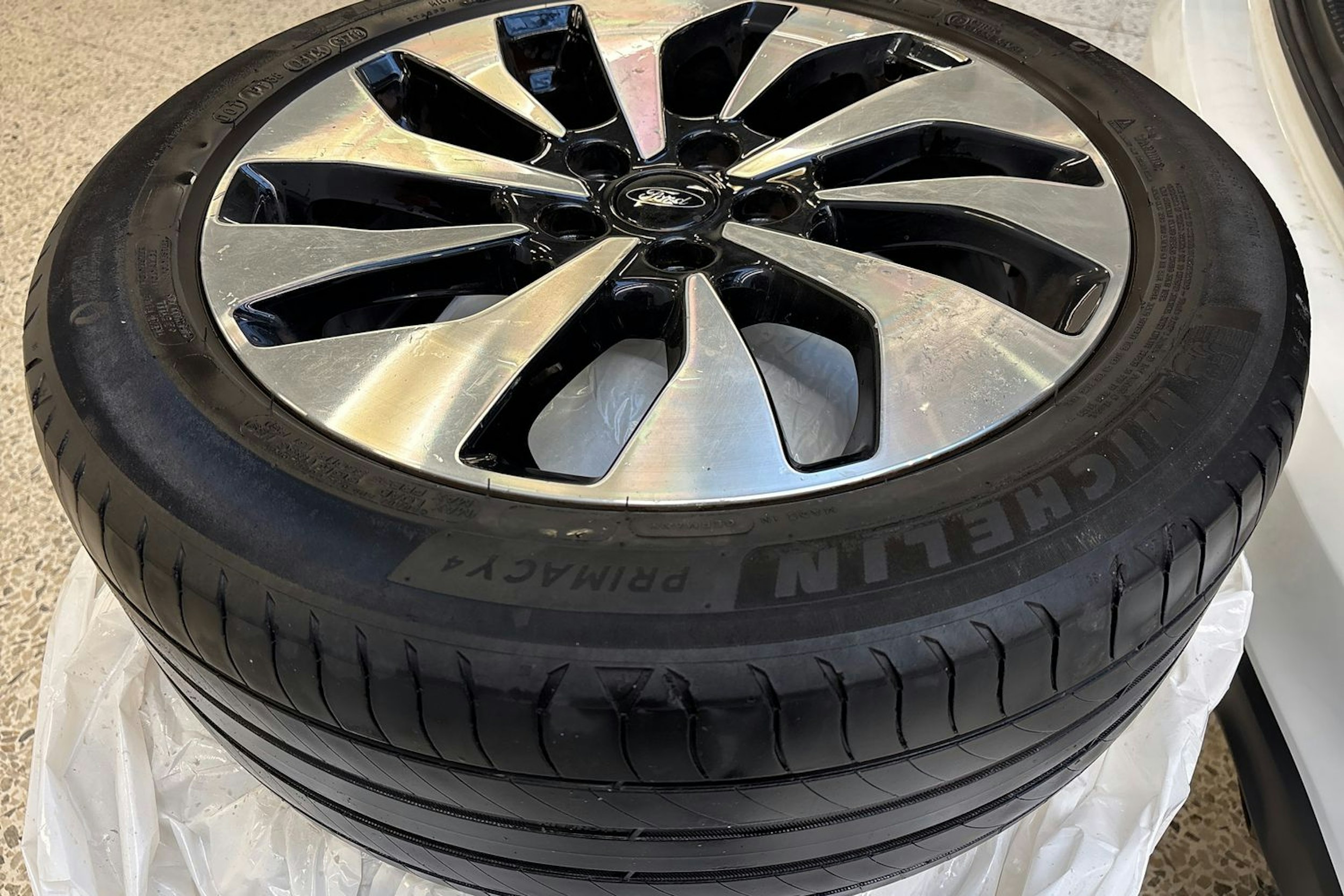 valkoinen Ford Focus 2019 kuva 14.