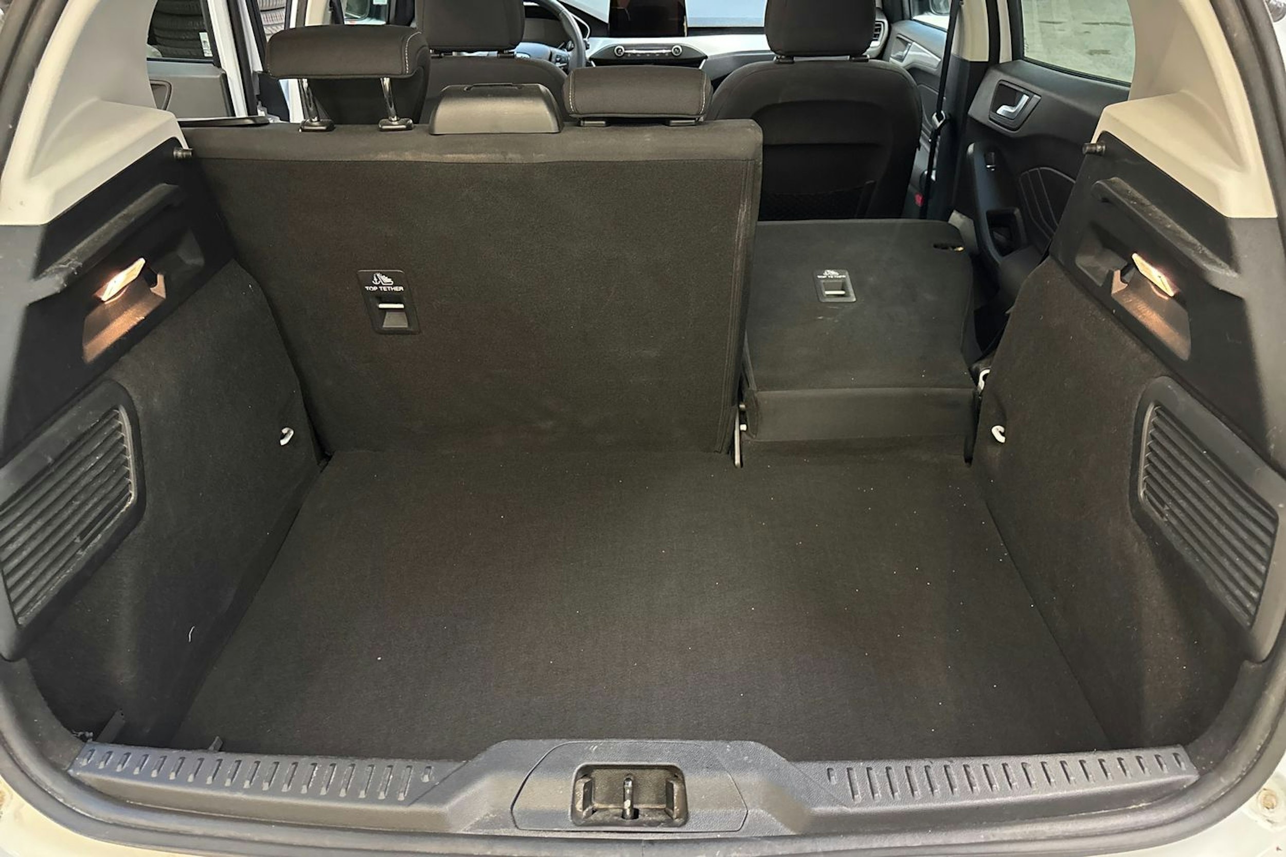 valkoinen Ford Focus 2019 kuva 15.