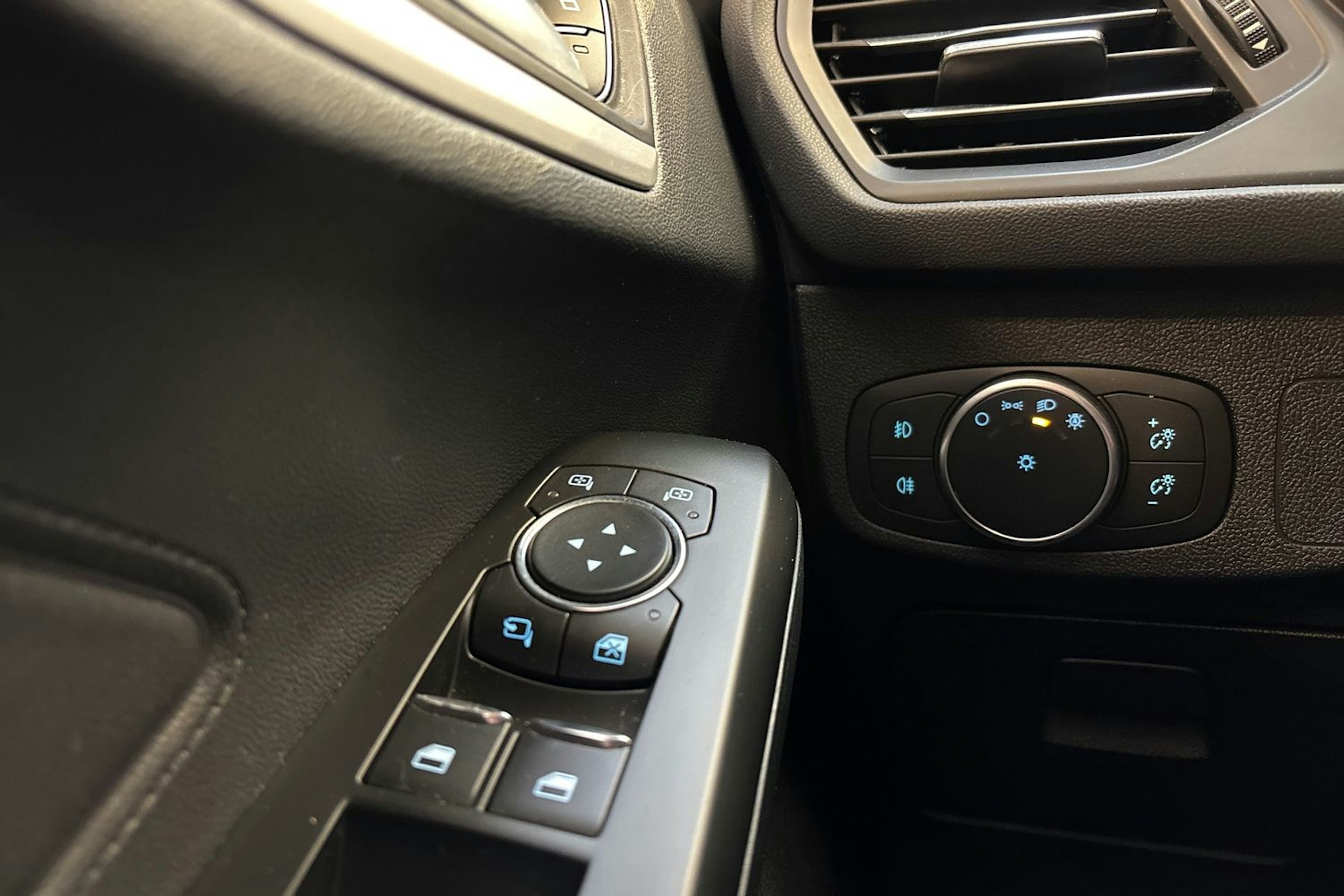 valkoinen Ford Focus 2019 kuva 16.