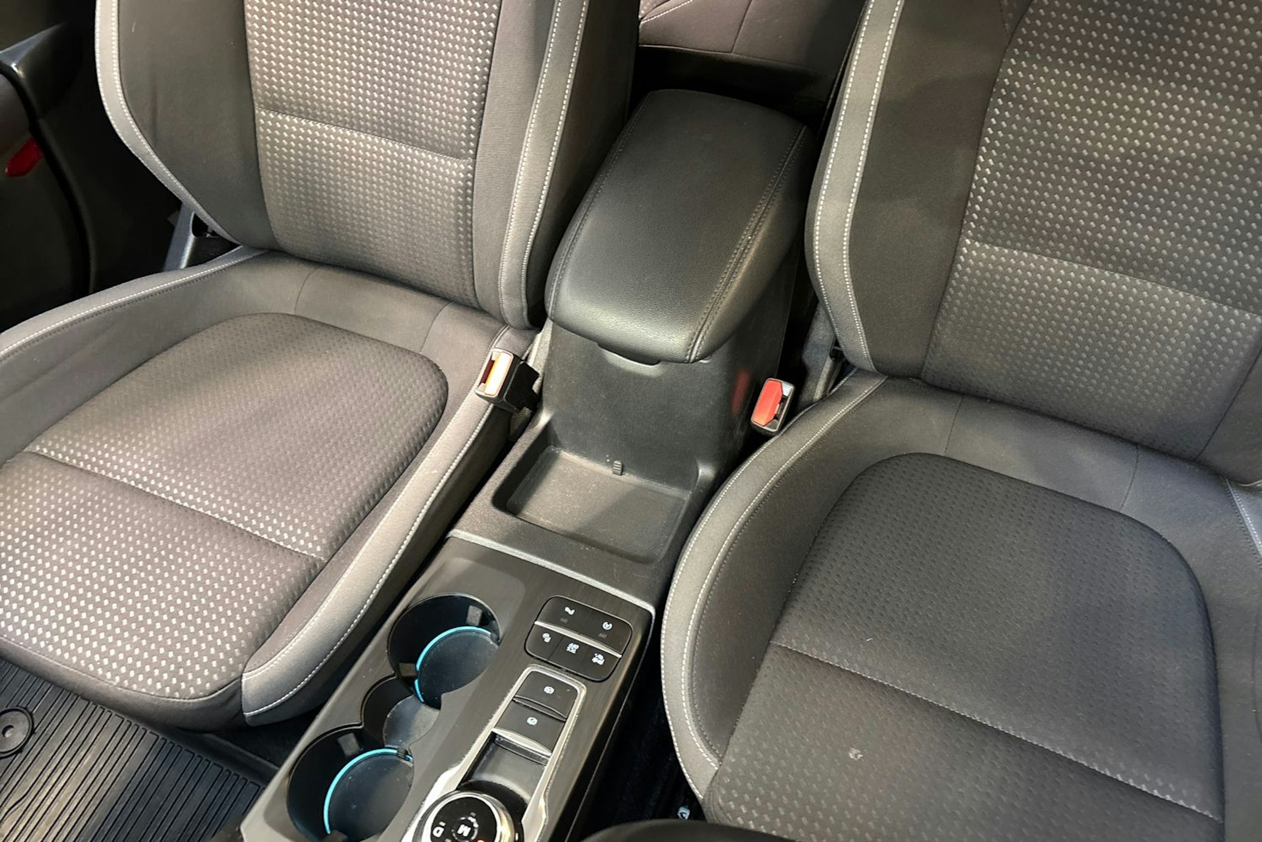 valkoinen Ford Focus 2019 kuva 24.