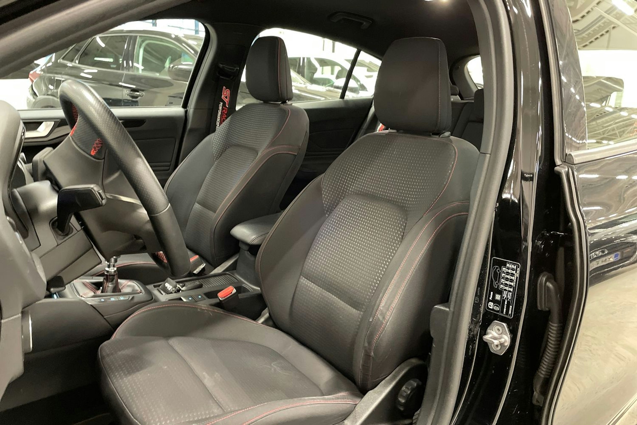 musta Ford Focus 2019 kuva 14.