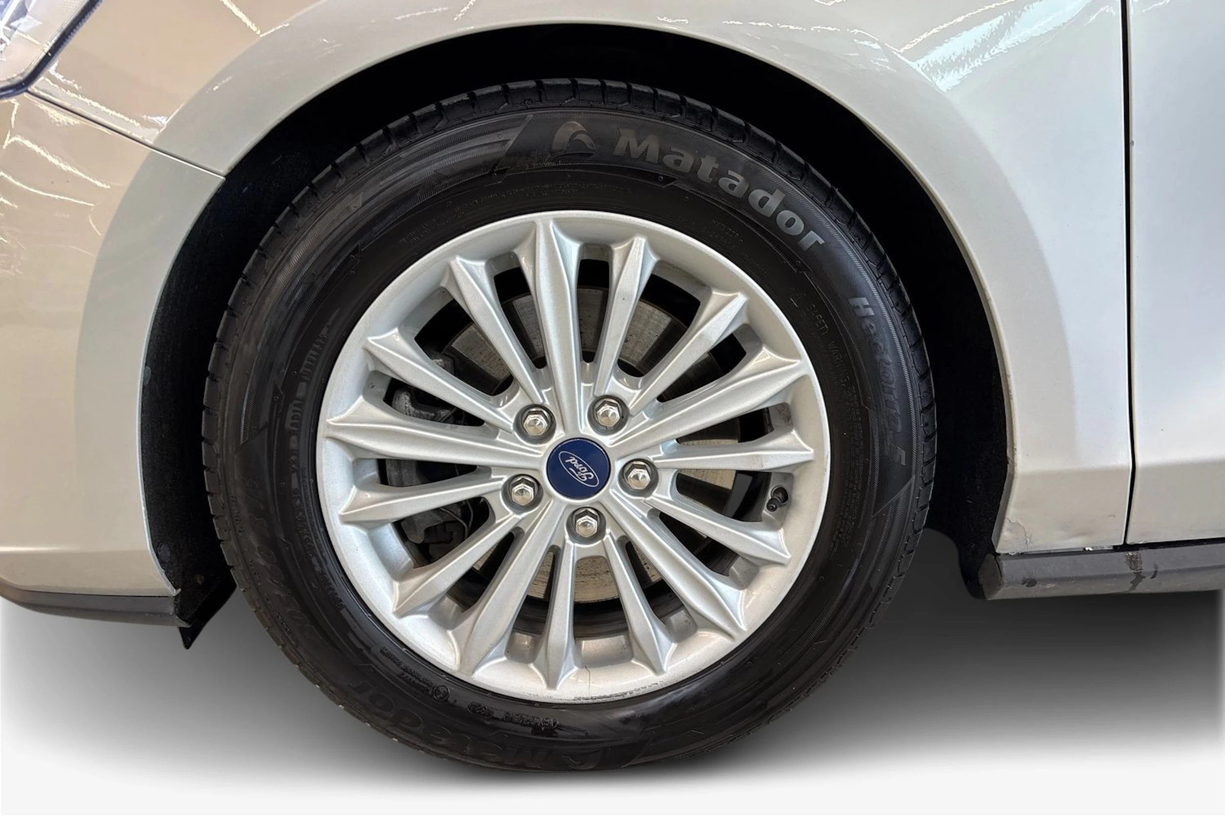 Harmaa Ford FOCUS 2019 kuva 9.