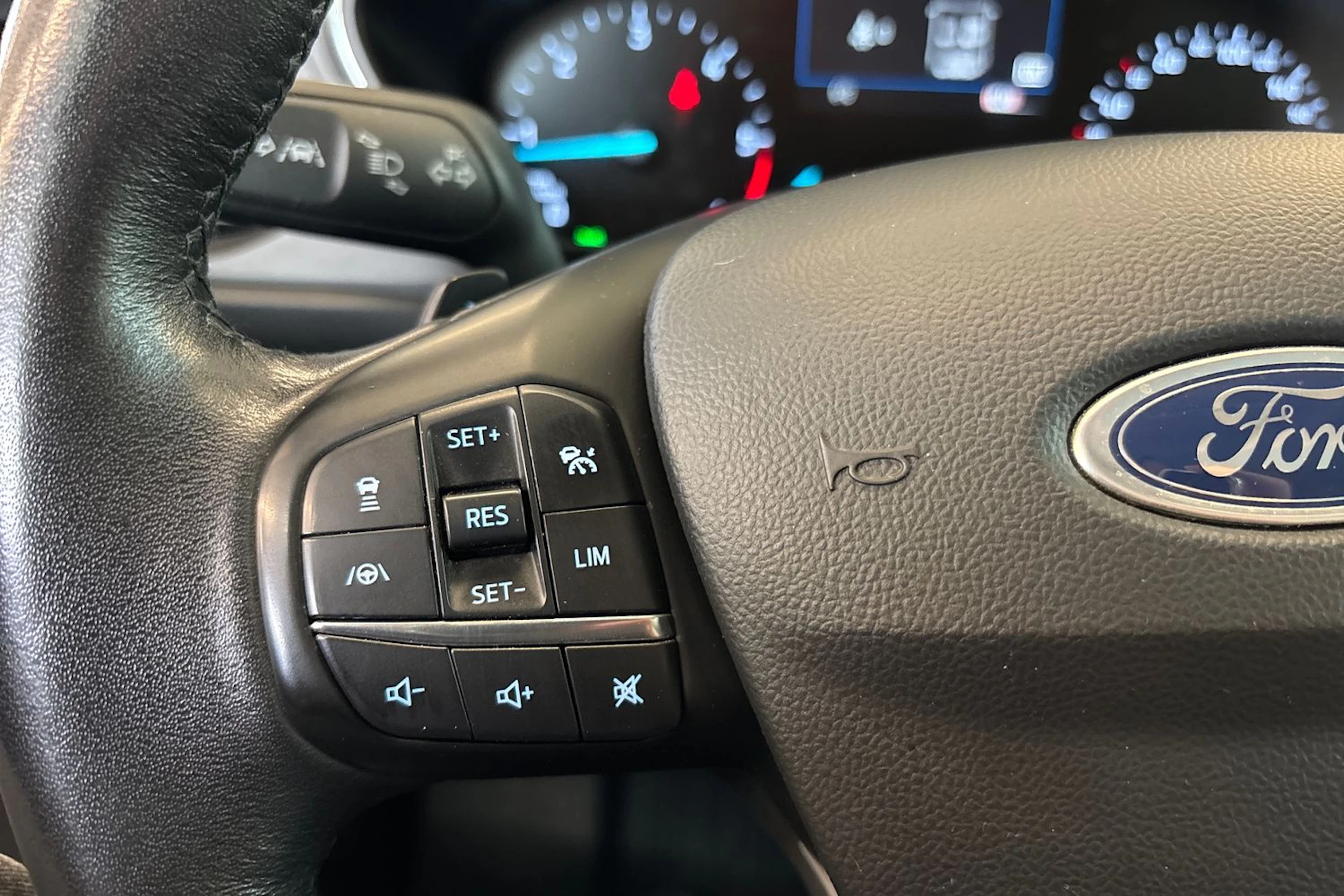 Harmaa Ford FOCUS 2019 kuva 15.