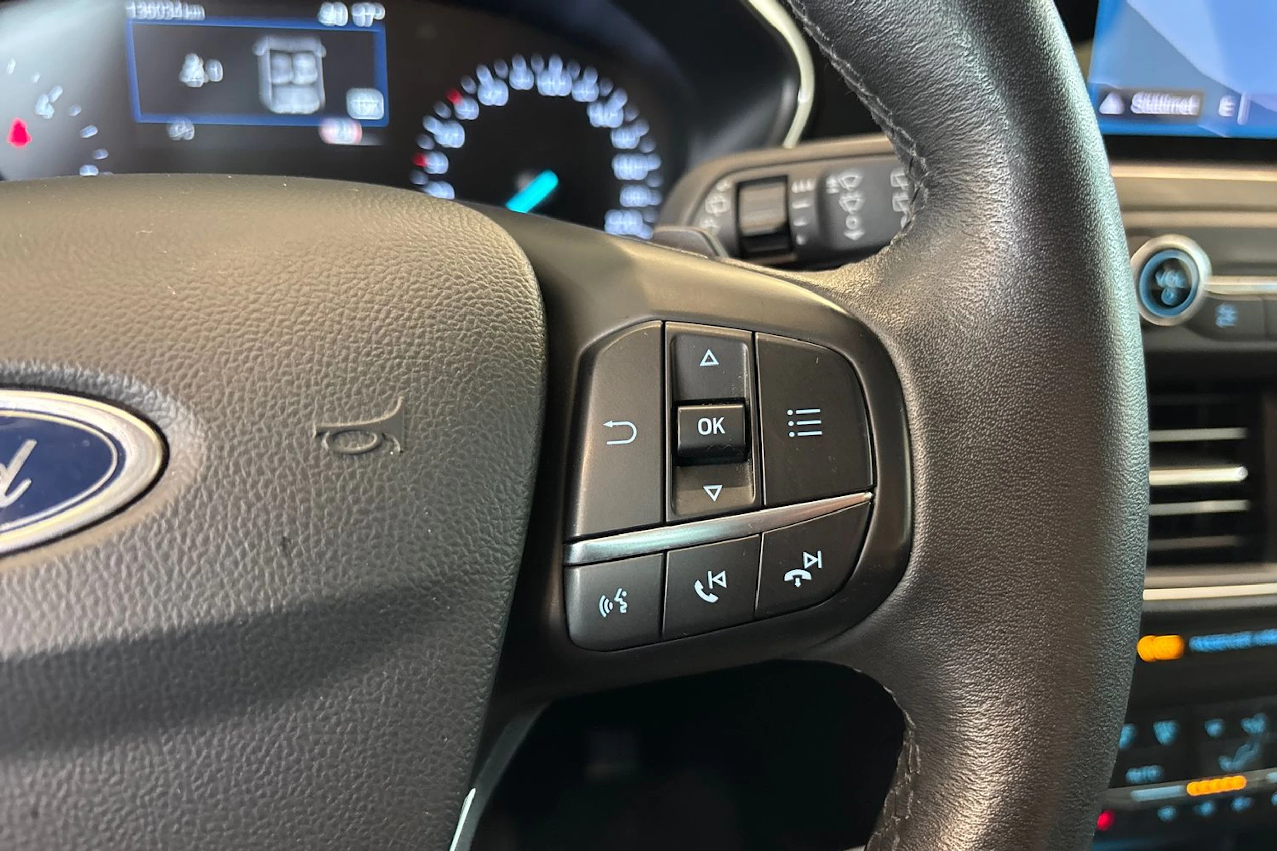 Harmaa Ford FOCUS 2019 kuva 16.