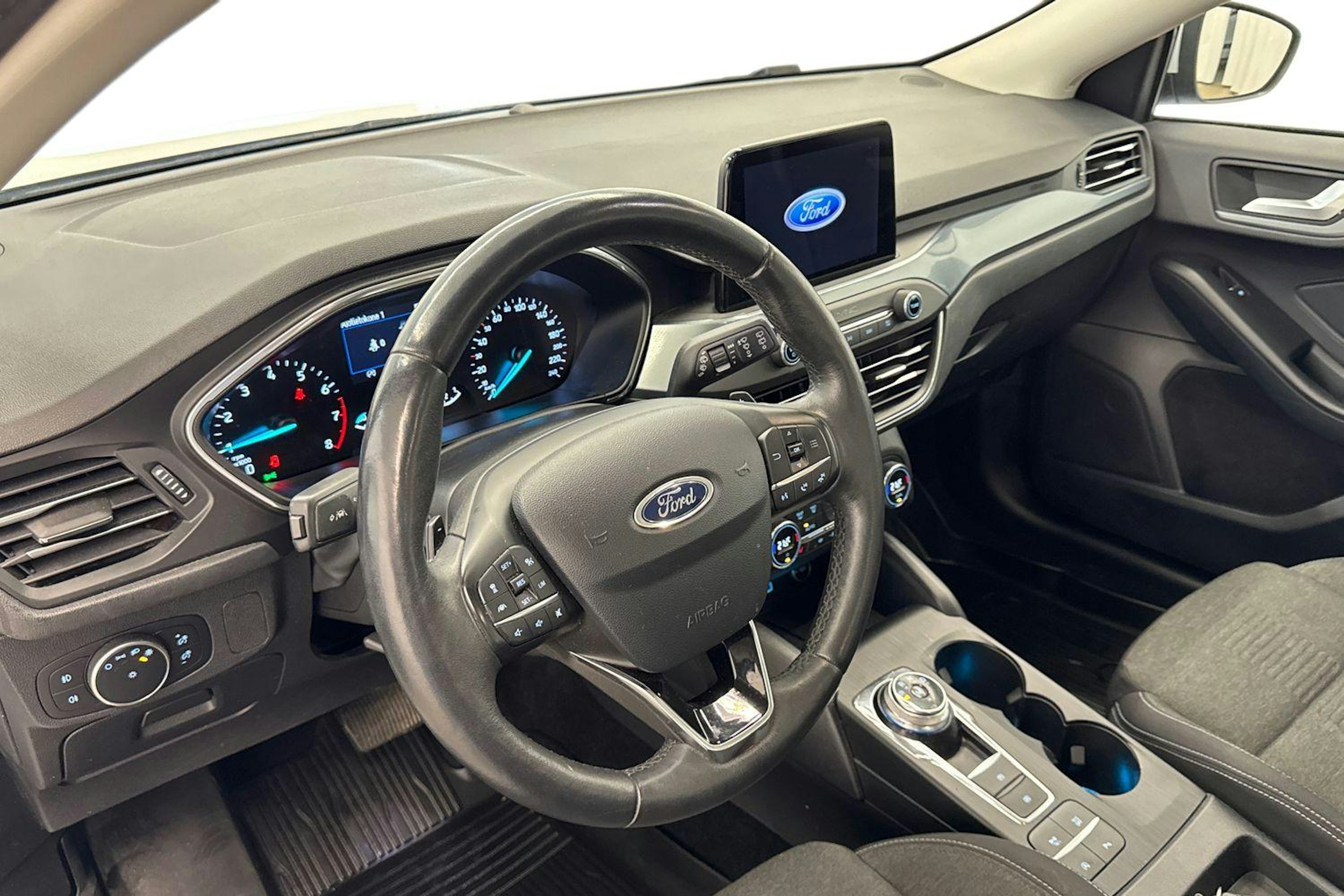 valkoinen Ford Focus 2019 kuva 7.