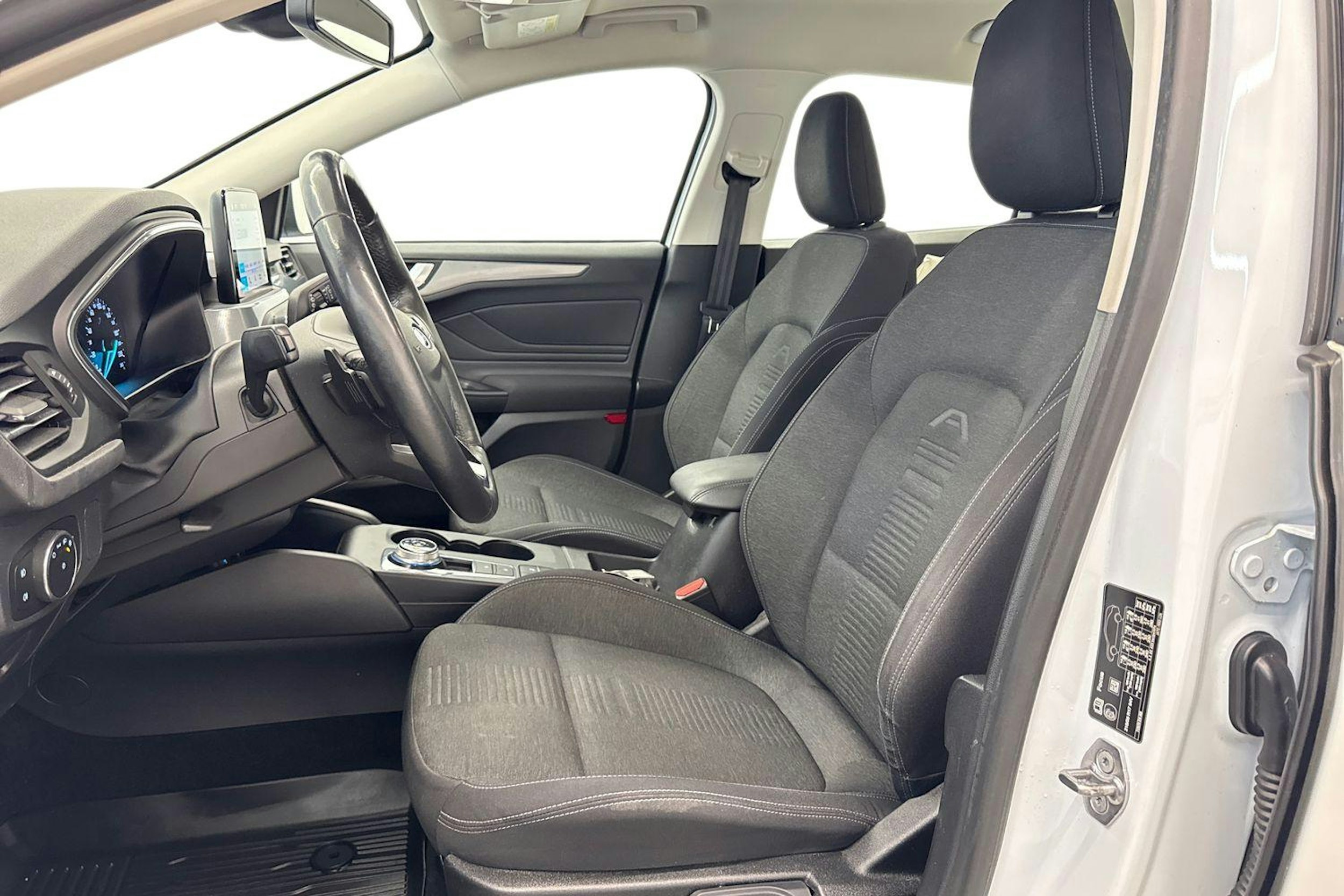 valkoinen Ford Focus 2019 kuva 10.